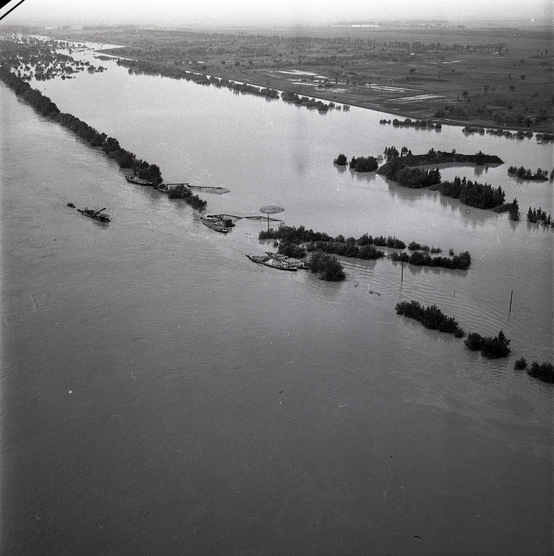 FOKA hajók az 1970. évi Tisza-völgyi árvíz idején (Magyar Környezetvédelmi és Vízügyi Múzeum - Duna Múzeum CC BY-NC-SA)