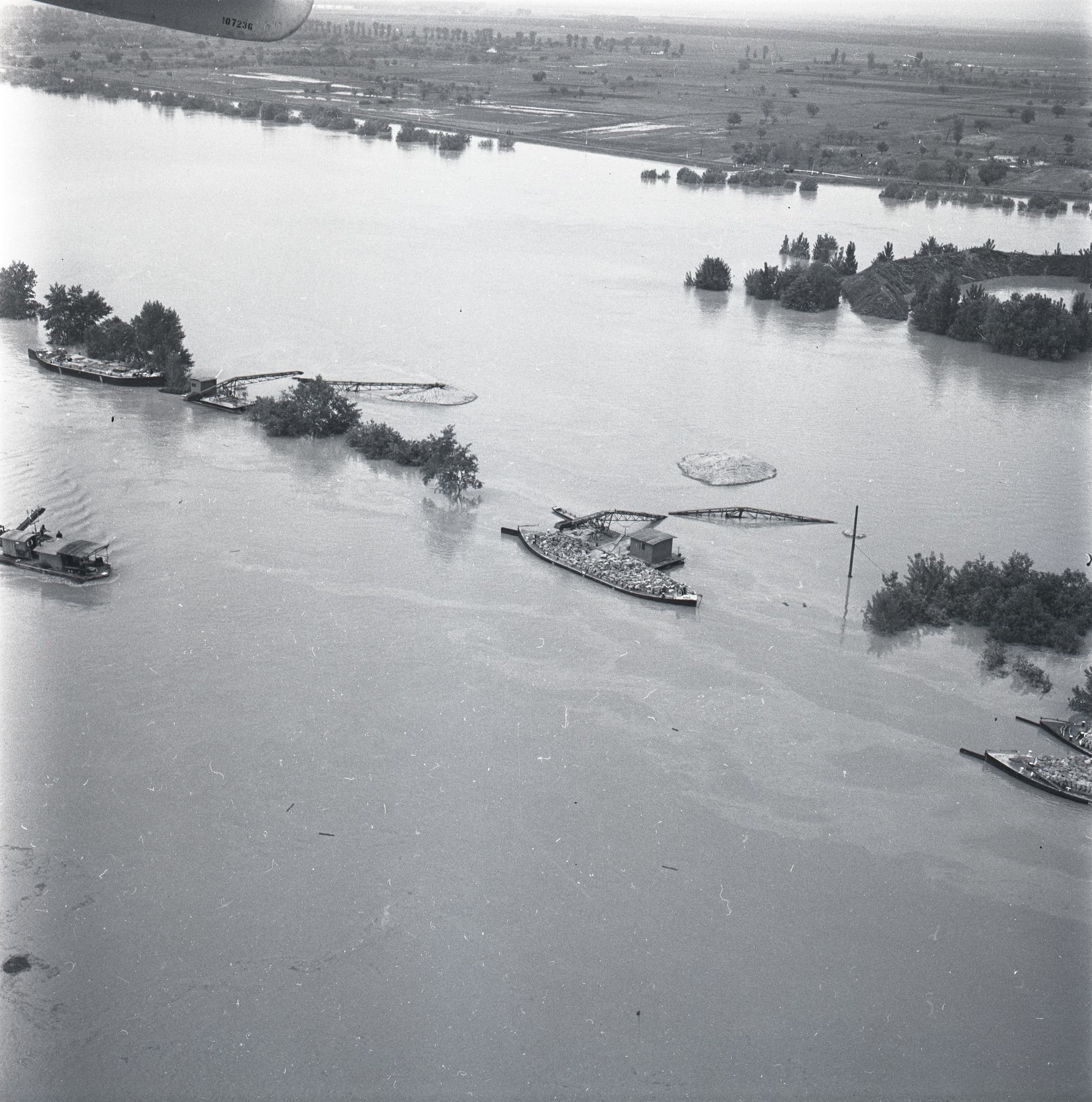 FOKA hajók az 1970. évi Tisza-völgyi árvíz idején (Magyar Környezetvédelmi és Vízügyi Múzeum - Duna Múzeum CC BY-NC-SA)