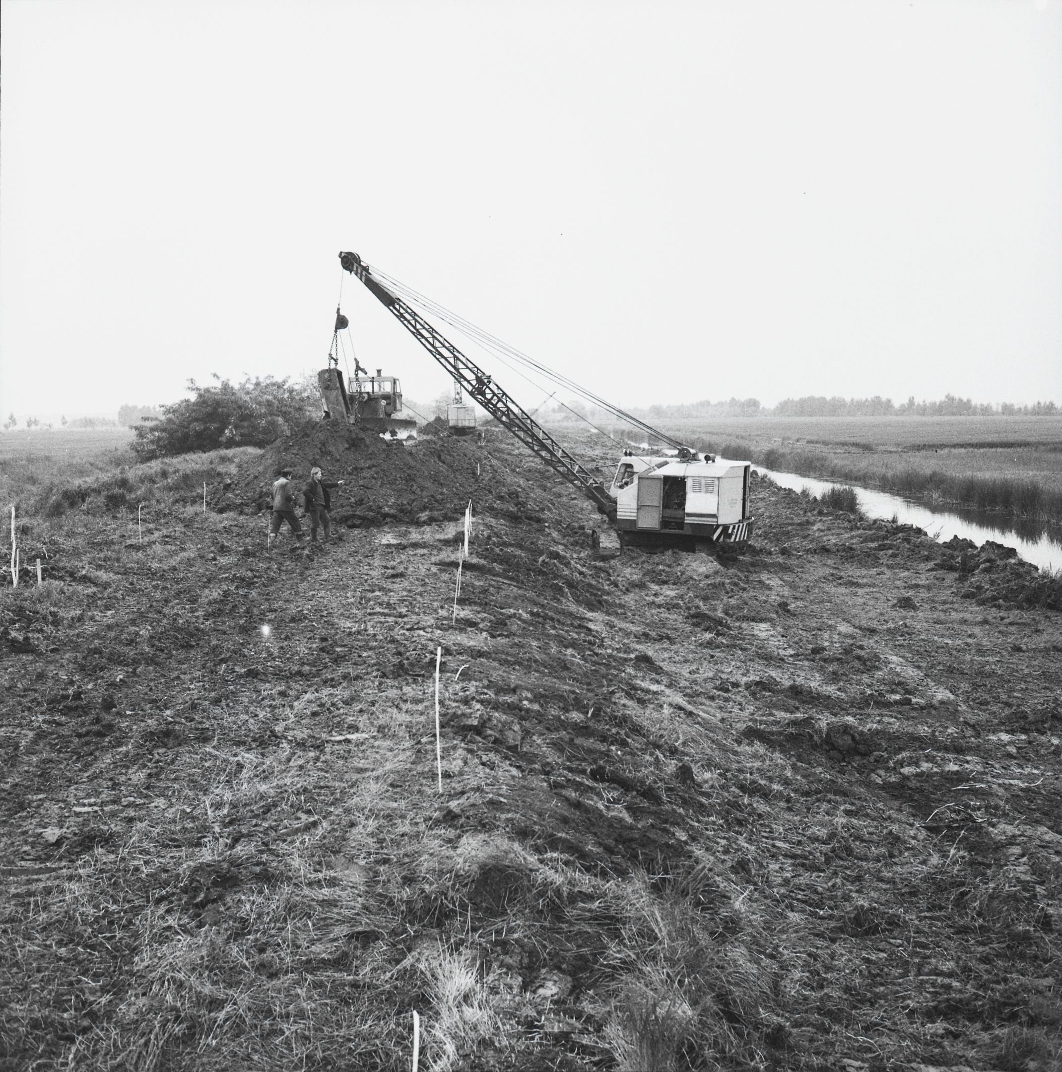 Lokalizációs vonal építése az 1970. évi Tisza-völgyi árvíz idején (Magyar Környezetvédelmi és Vízügyi Múzeum - Duna Múzeum CC BY-NC-SA)