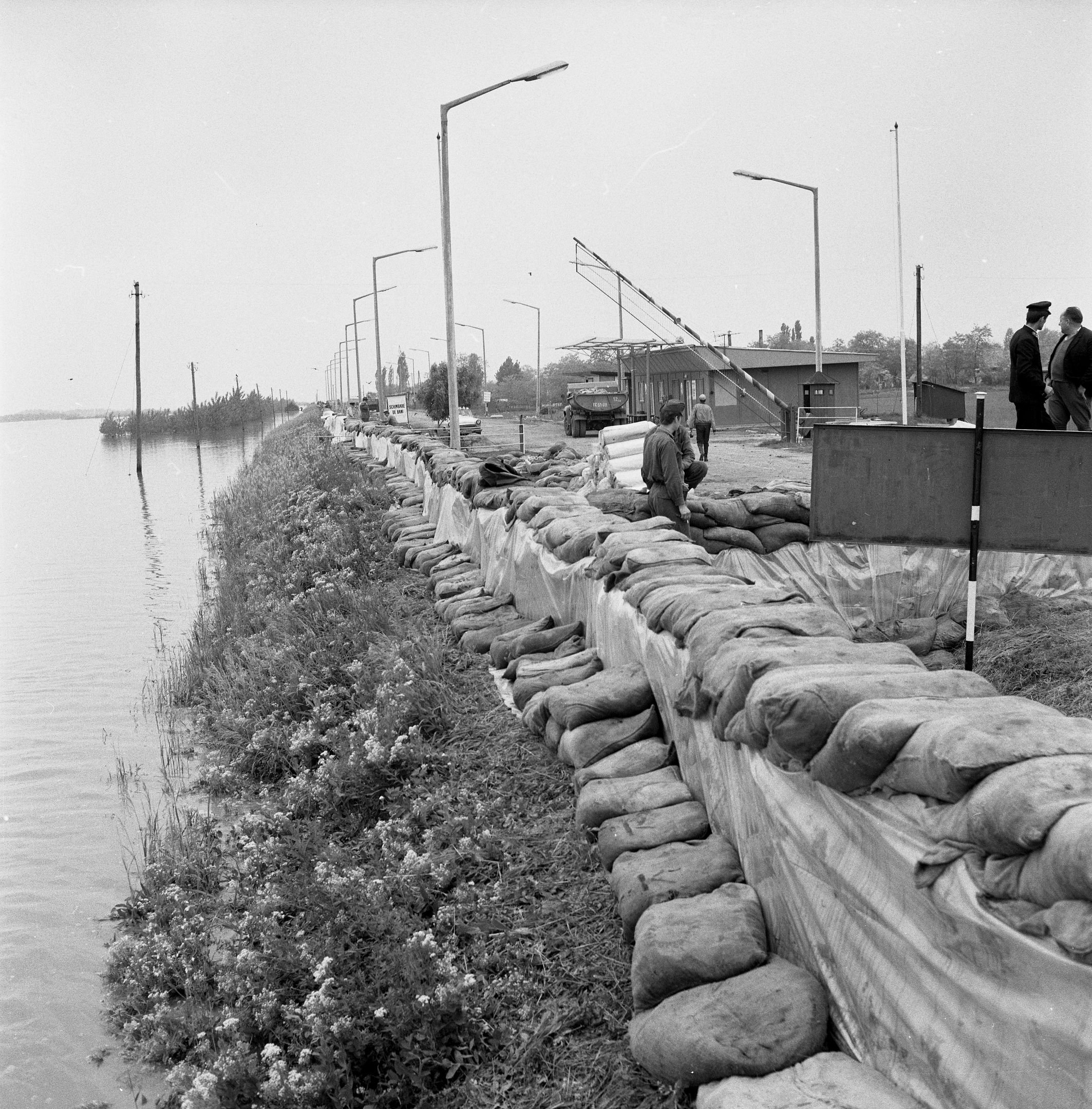 Magyar-román határátkelő árvíz idején (Magyar Környezetvédelmi és Vízügyi Múzeum - Duna Múzeum CC BY-NC-SA)