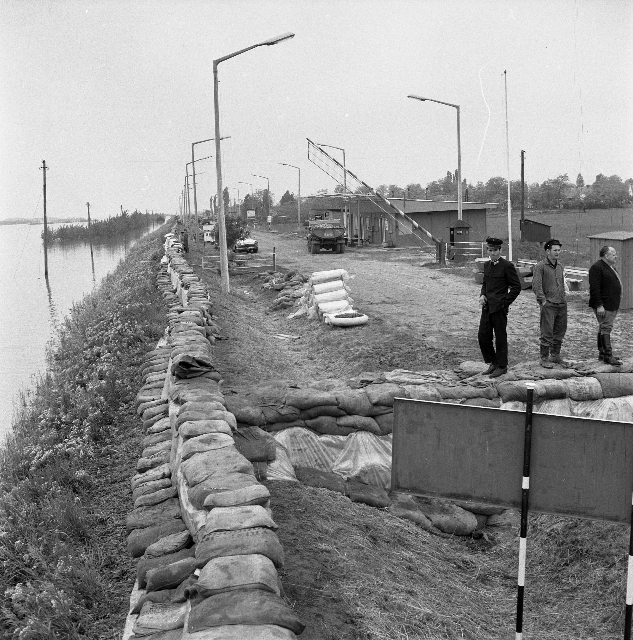 Magyar-román határátkelő árvíz idején (Magyar Környezetvédelmi és Vízügyi Múzeum - Duna Múzeum CC BY-NC-SA)
