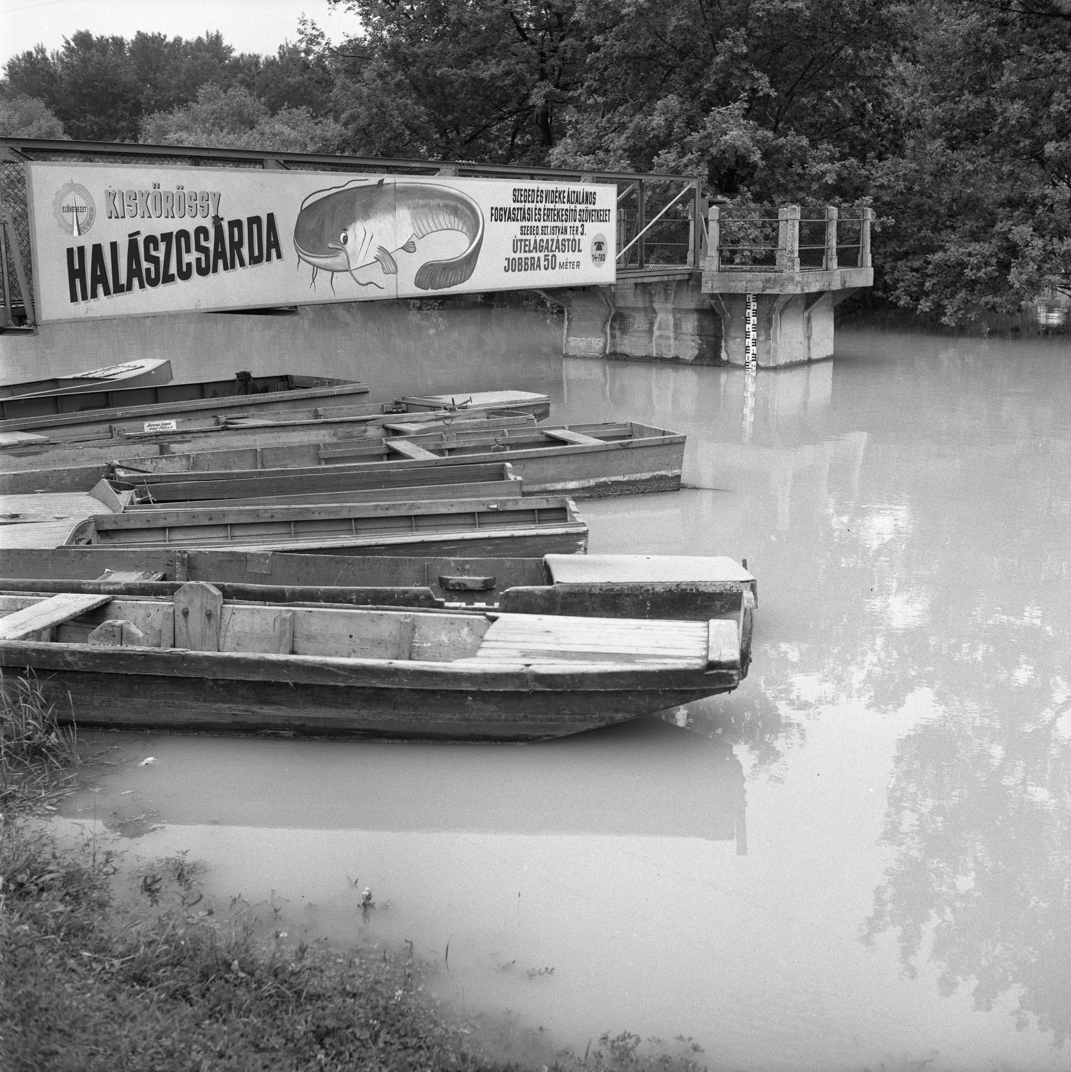 A Kiskőrössy Halászcsárda árvíz idején (Magyar Környezetvédelmi és Vízügyi Múzeum - Duna Múzeum CC BY-NC-SA)