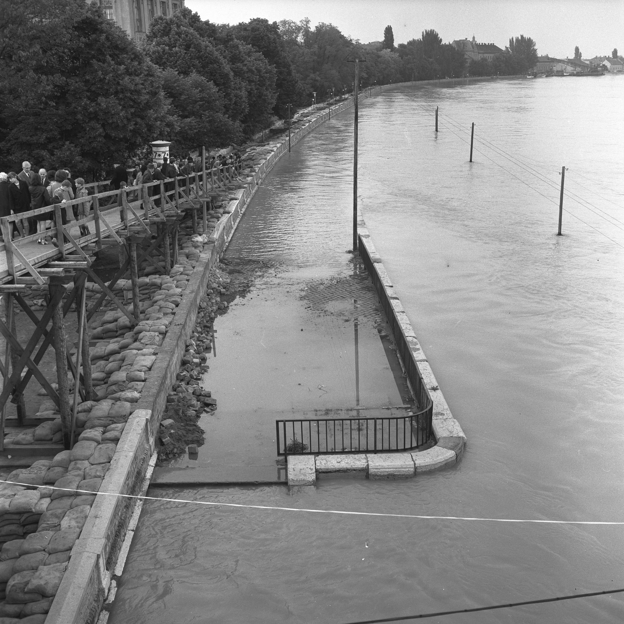 A szegedi partfal árvíz idején (Magyar Környezetvédelmi és Vízügyi Múzeum - Duna Múzeum CC BY-NC-SA)