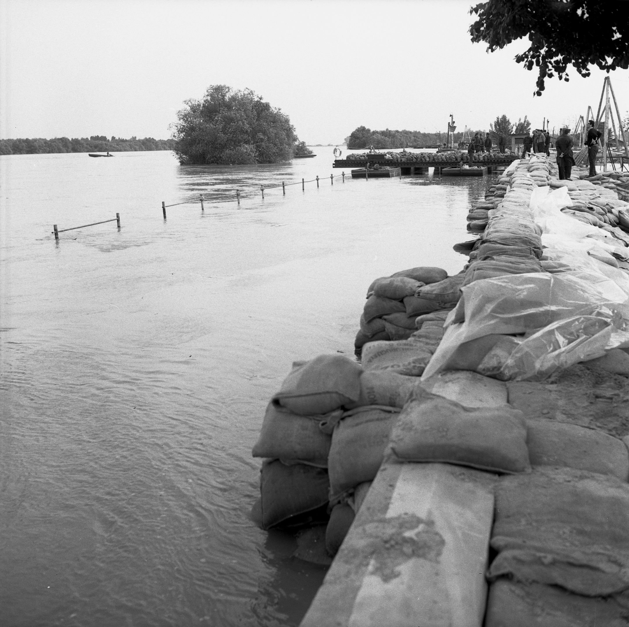 Szegedi partfal árvíz idején (Magyar Környezetvédelmi és Vízügyi Múzeum - Duna Múzeum CC BY-NC-SA)