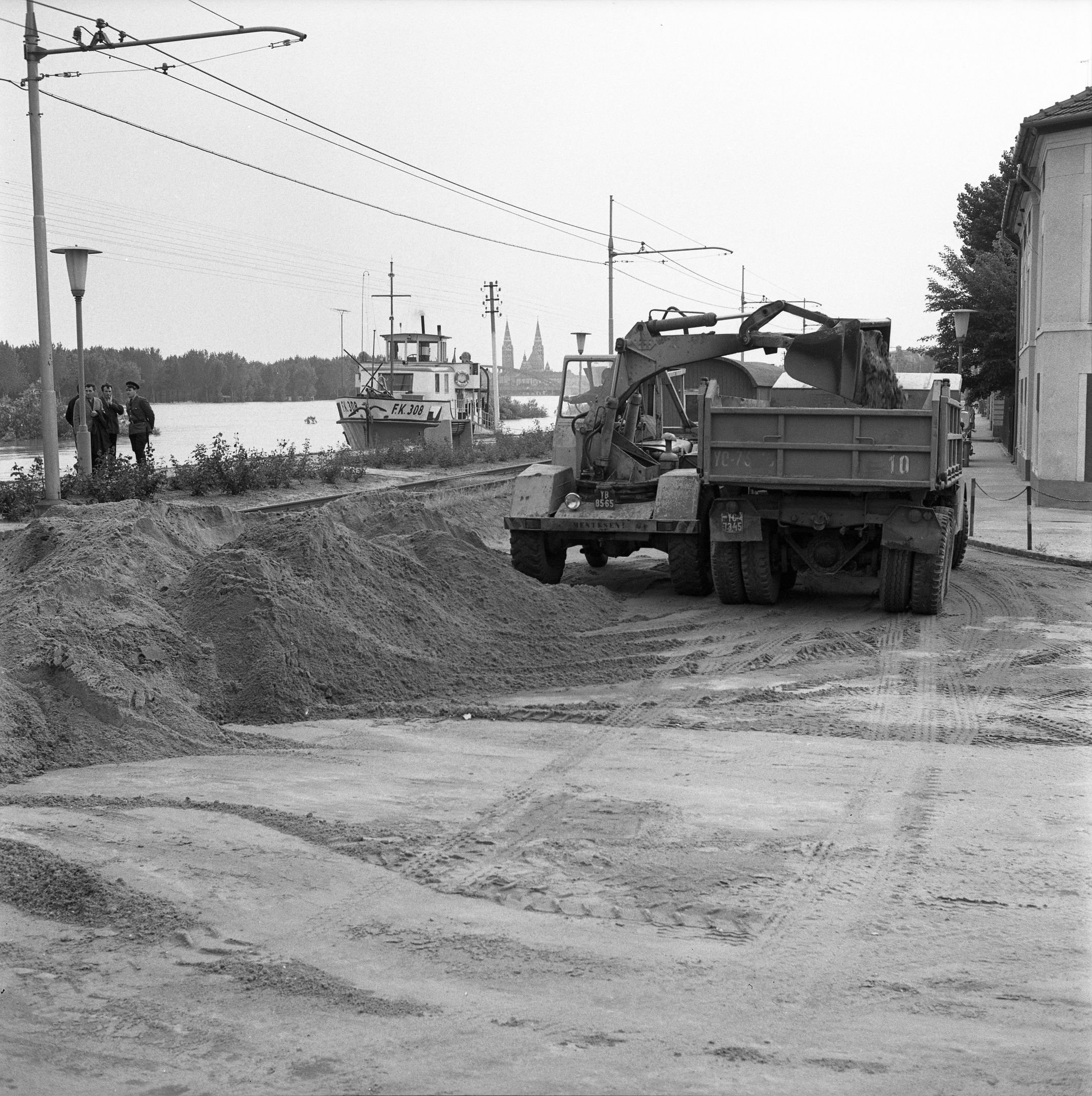 Homokszállítás Szegeden árvíz idején (Magyar Környezetvédelmi és Vízügyi Múzeum - Duna Múzeum CC BY-NC-SA)