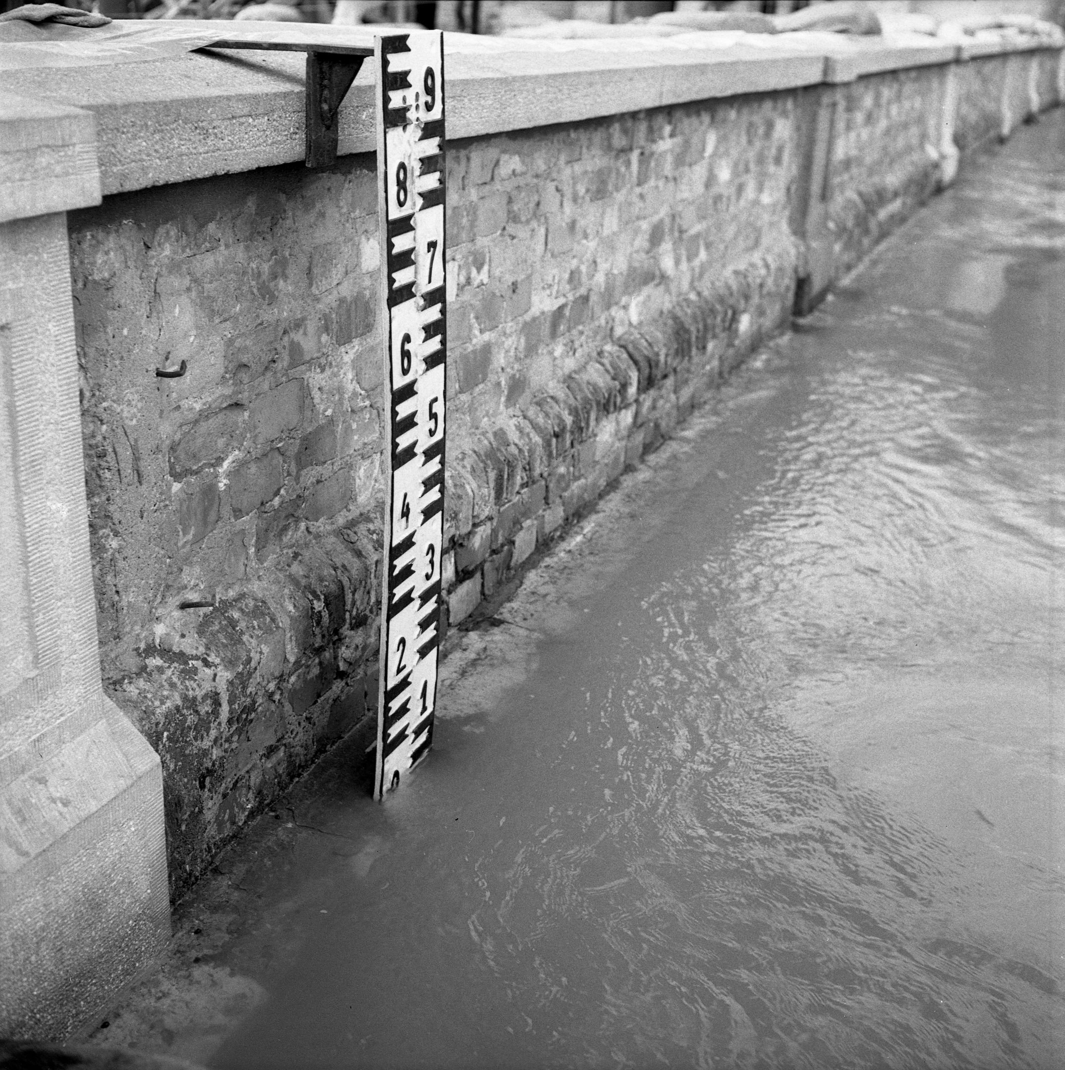 Szegedi vízmérce árvíz idején (Magyar Környezetvédelmi és Vízügyi Múzeum - Duna Múzeum CC BY-NC-SA)