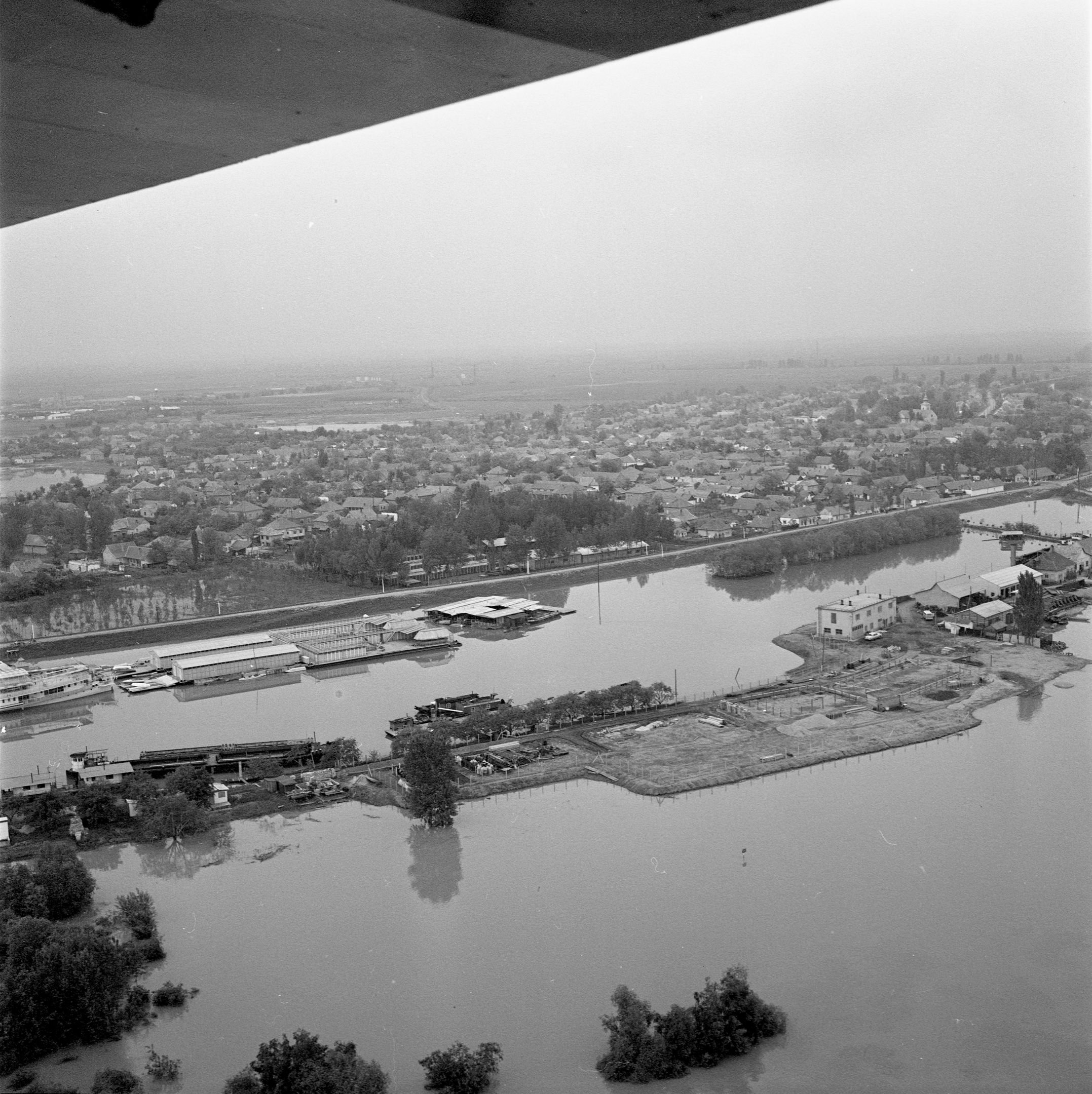 Tápéi hajókikötő árvíz idején (Magyar Környezetvédelmi és Vízügyi Múzeum - Duna Múzeum CC BY-NC-SA)
