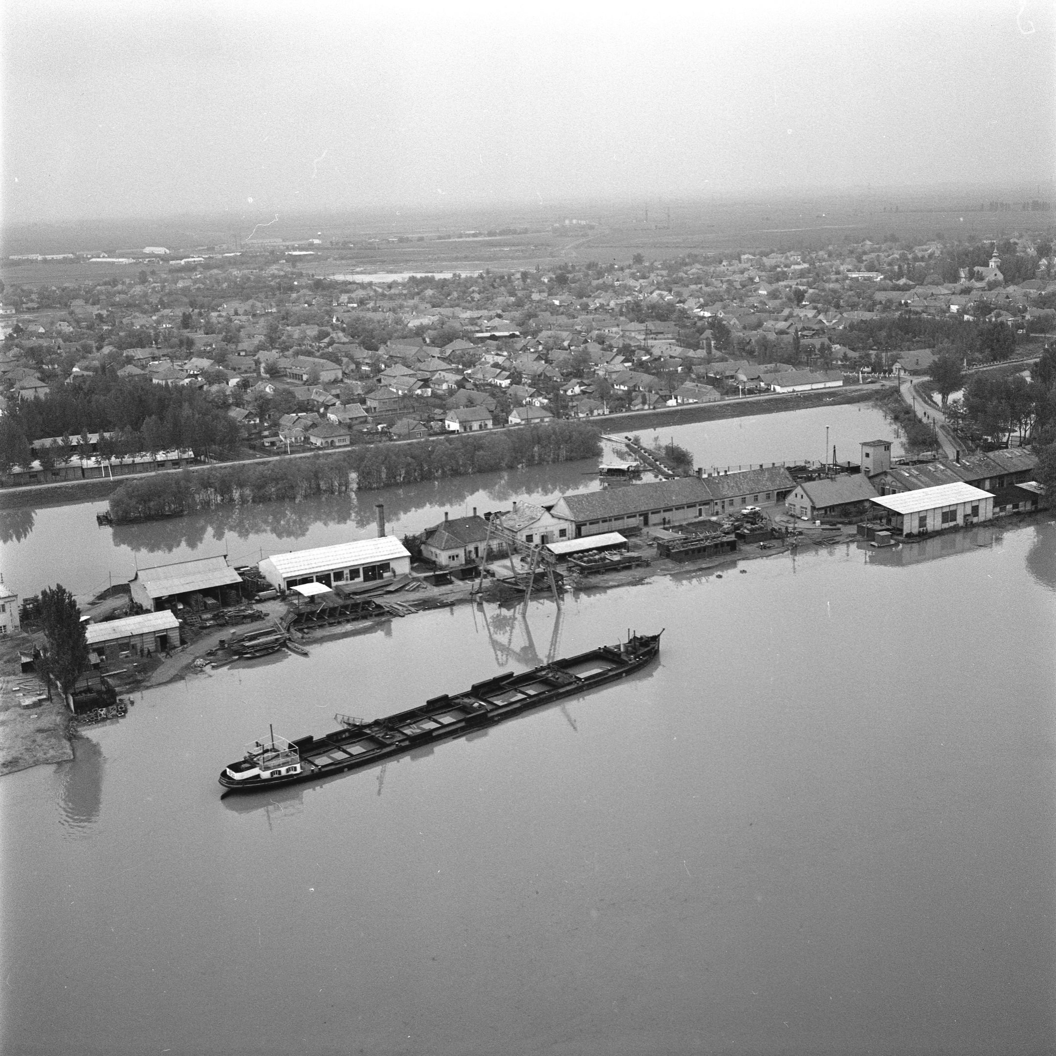 Tápéi hajókikötő árvíz idején (Magyar Környezetvédelmi és Vízügyi Múzeum - Duna Múzeum CC BY-NC-SA)