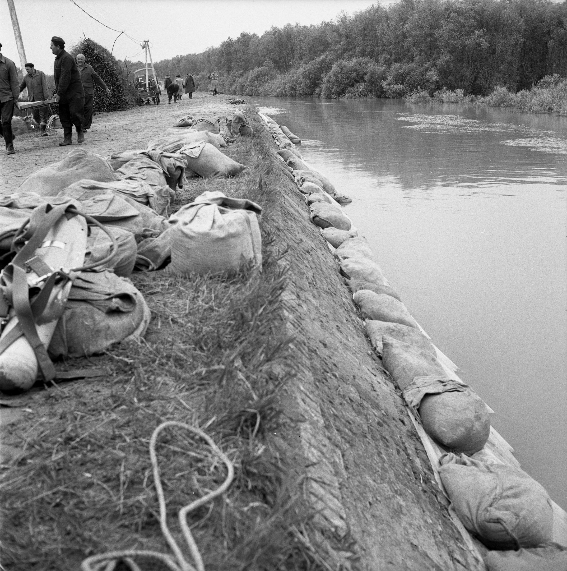 Csongrádi töltés árvíz idején (Magyar Környezetvédelmi és Vízügyi Múzeum - Duna Múzeum CC BY-NC-SA)