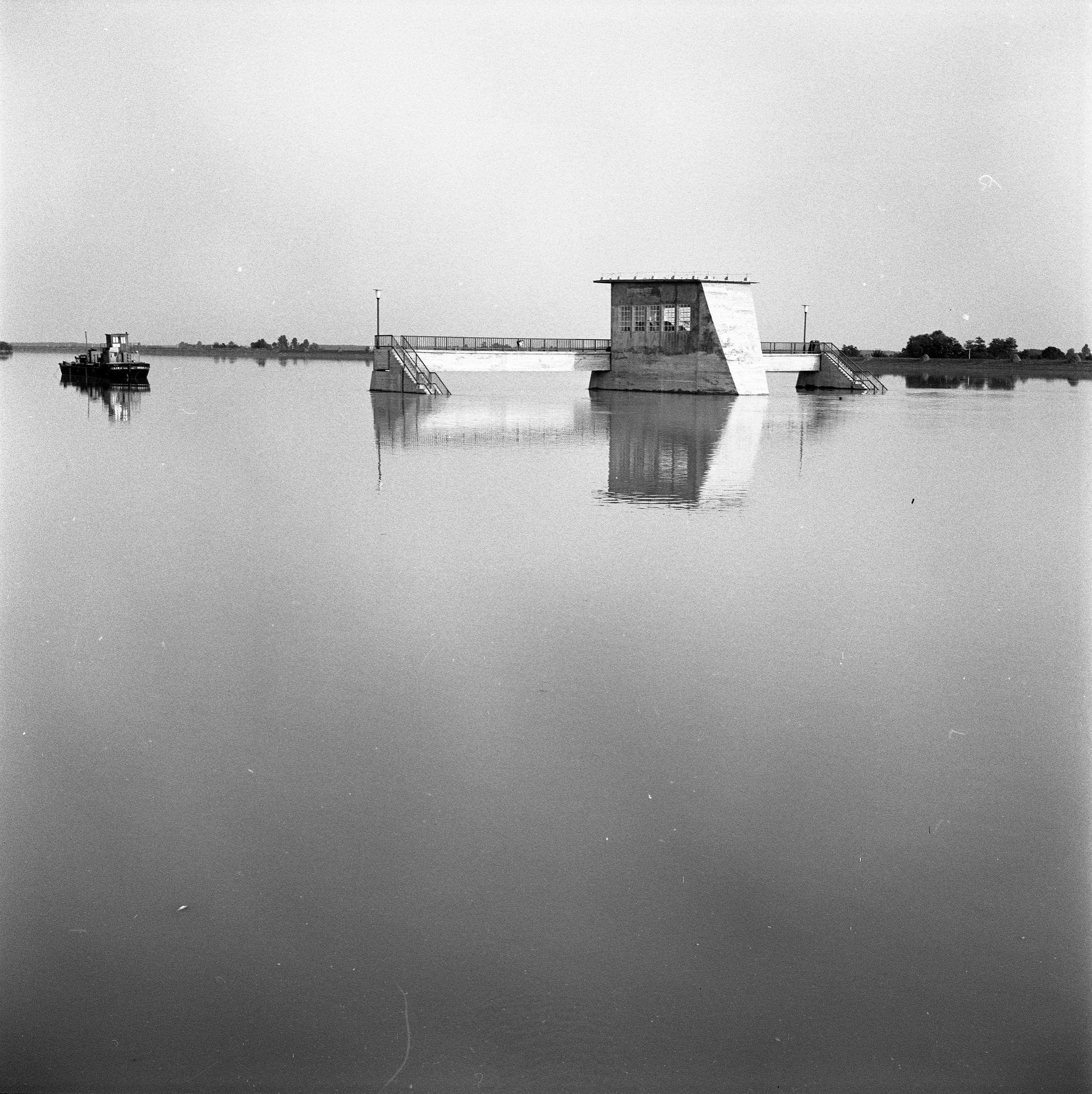 Békési duzzasztó árvíz idején (1970) (Magyar Környezetvédelmi és Vízügyi Múzeum - Duna Múzeum CC BY-NC-SA)