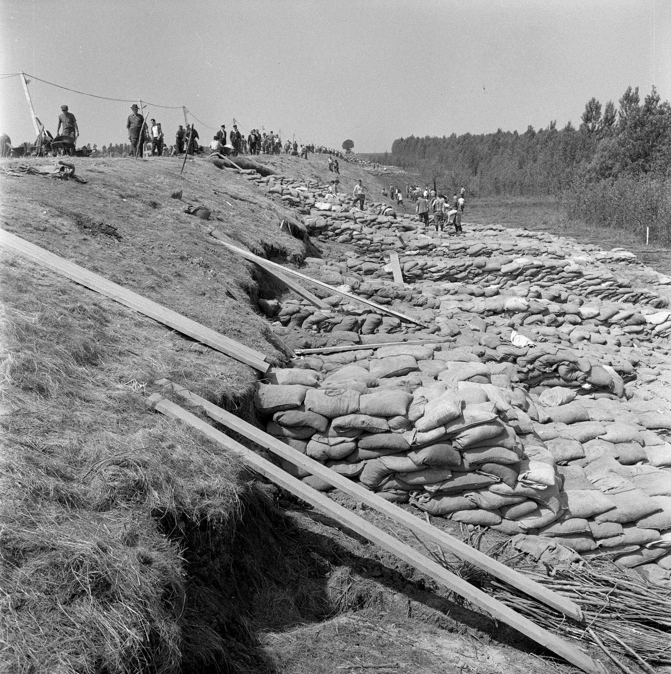 Foki-hídi védekezés (1970) - suvadás, bordás megtámasztás (Magyar Környezetvédelmi és Vízügyi Múzeum - Duna Múzeum CC BY-NC-SA)