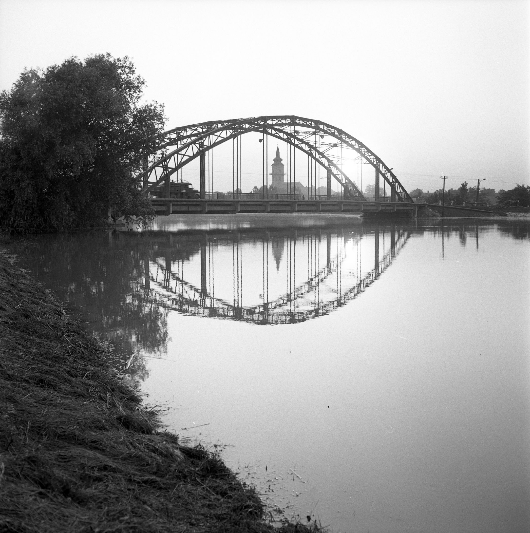 Szeghalom árvíz idején (1970) - Berettyó-híd (Magyar Környezetvédelmi és Vízügyi Múzeum - Duna Múzeum CC BY-NC-SA)