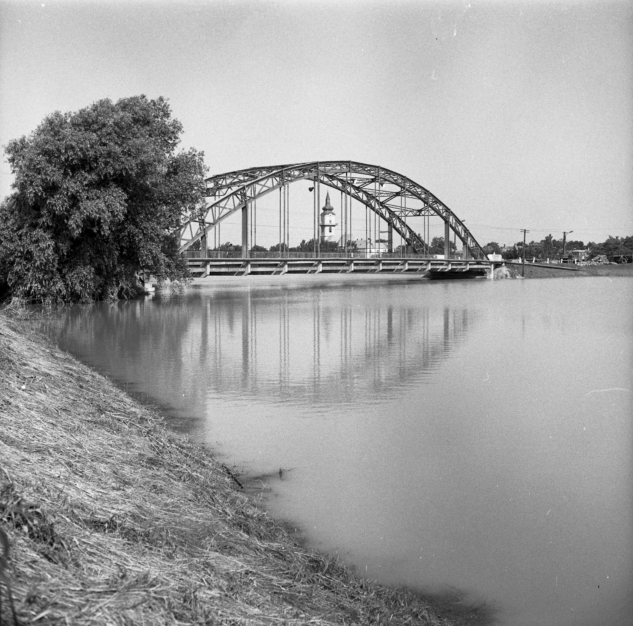 Szeghalom árvíz idején (1970) - Berettyó-híd (Magyar Környezetvédelmi és Vízügyi Múzeum - Duna Múzeum CC BY-NC-SA)
