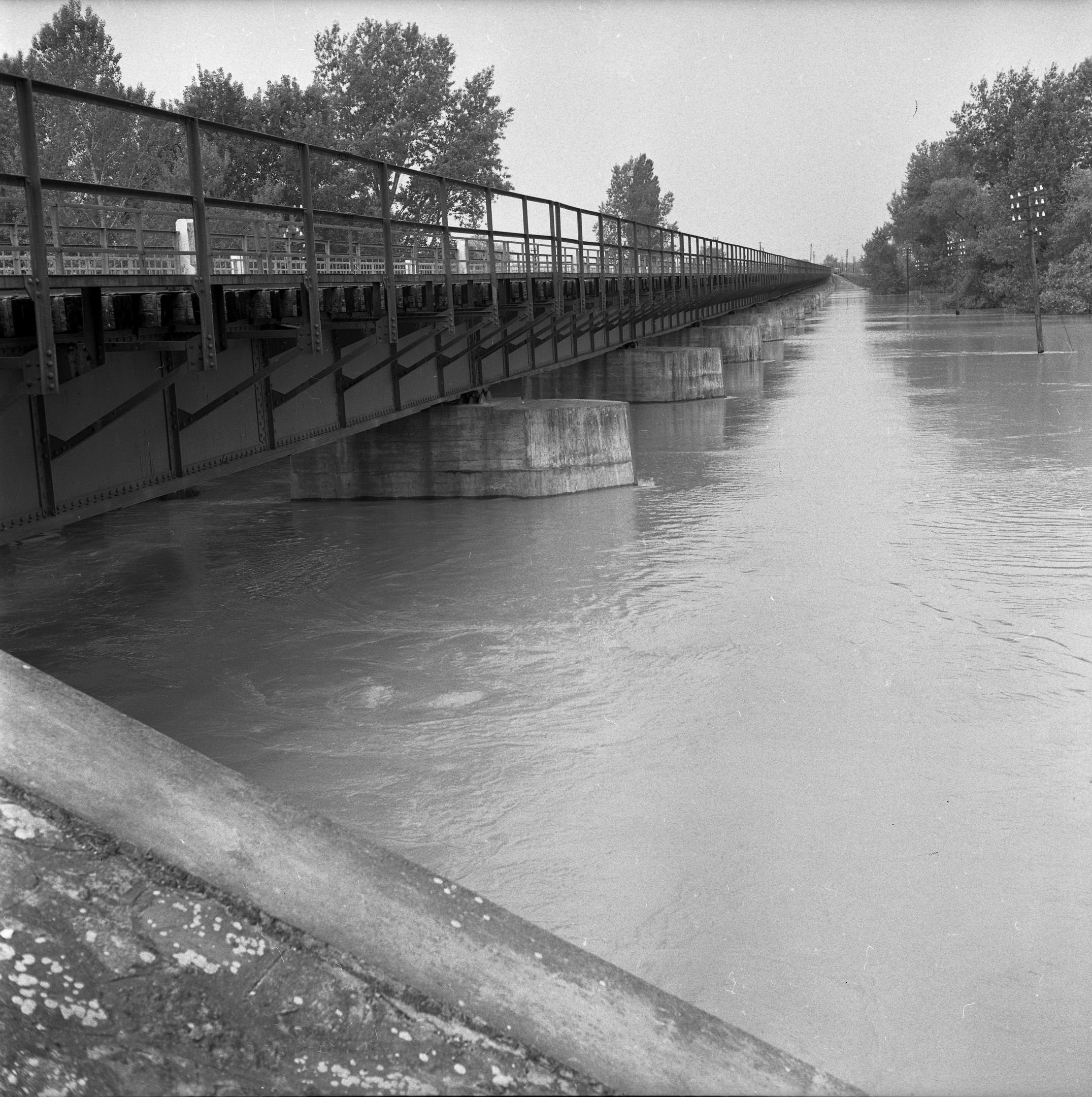 Árvíz Tiszafüreden (1970) - tiszafüredi híd (Magyar Környezetvédelmi és Vízügyi Múzeum - Duna Múzeum CC BY-NC-SA)