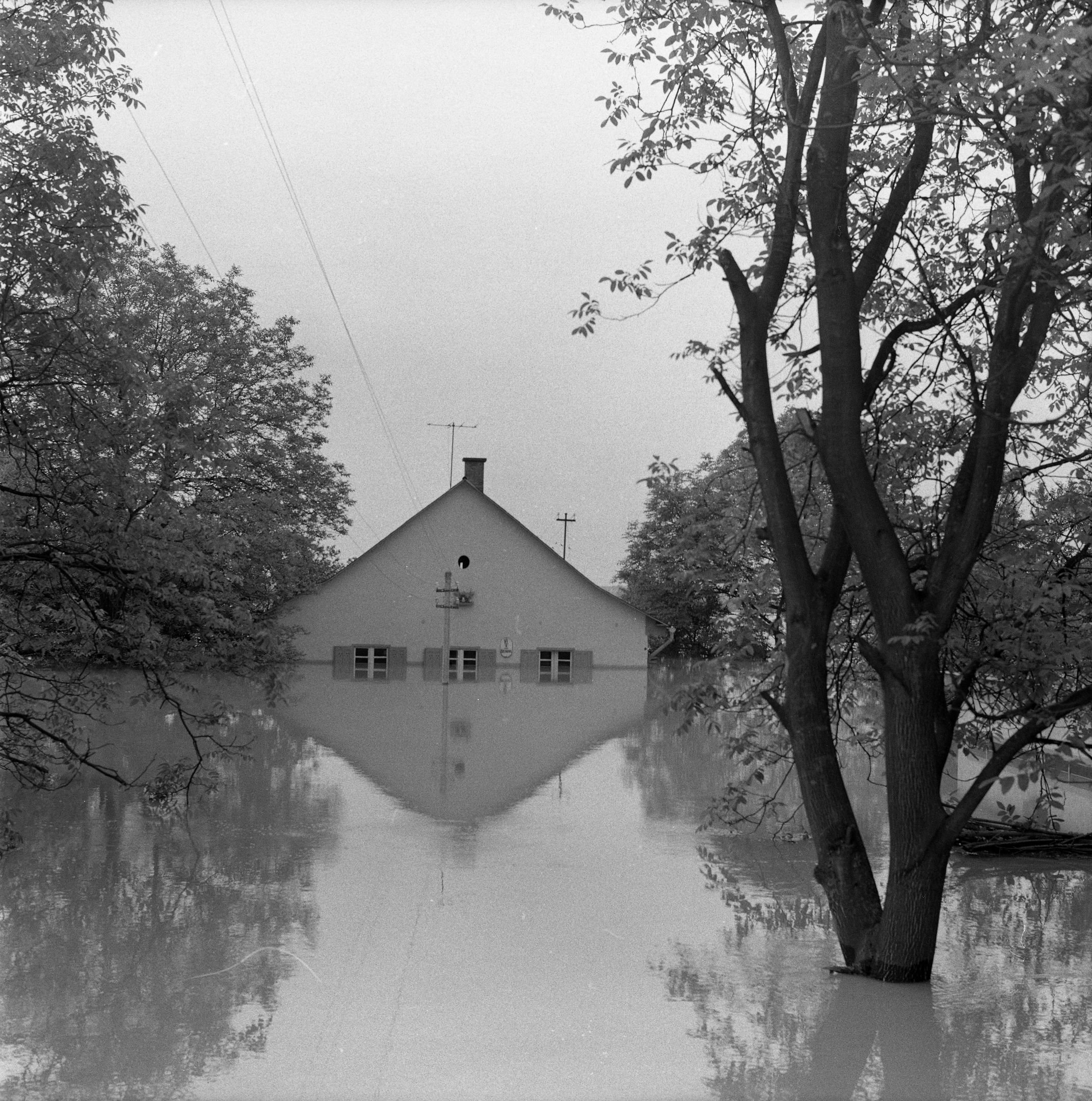 Árvíz Olcsvaapátin (1970) - gátőrház (Magyar Környezetvédelmi és Vízügyi Múzeum - Duna Múzeum CC BY-NC-SA)