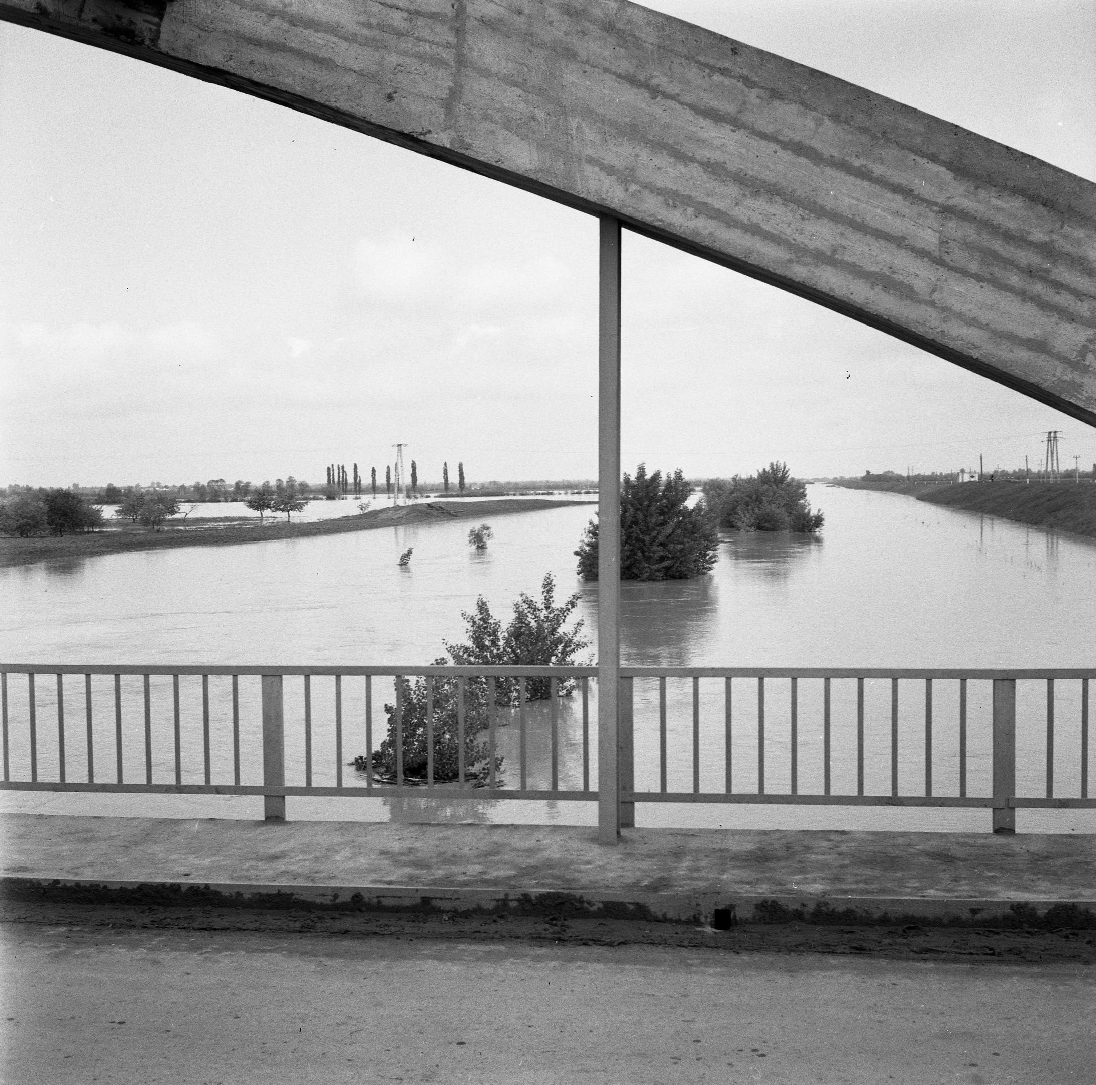Árvíz Tunyogmatolcson (1970) - közúti híd (Magyar Környezetvédelmi és Vízügyi Múzeum - Duna Múzeum CC BY-NC-SA)