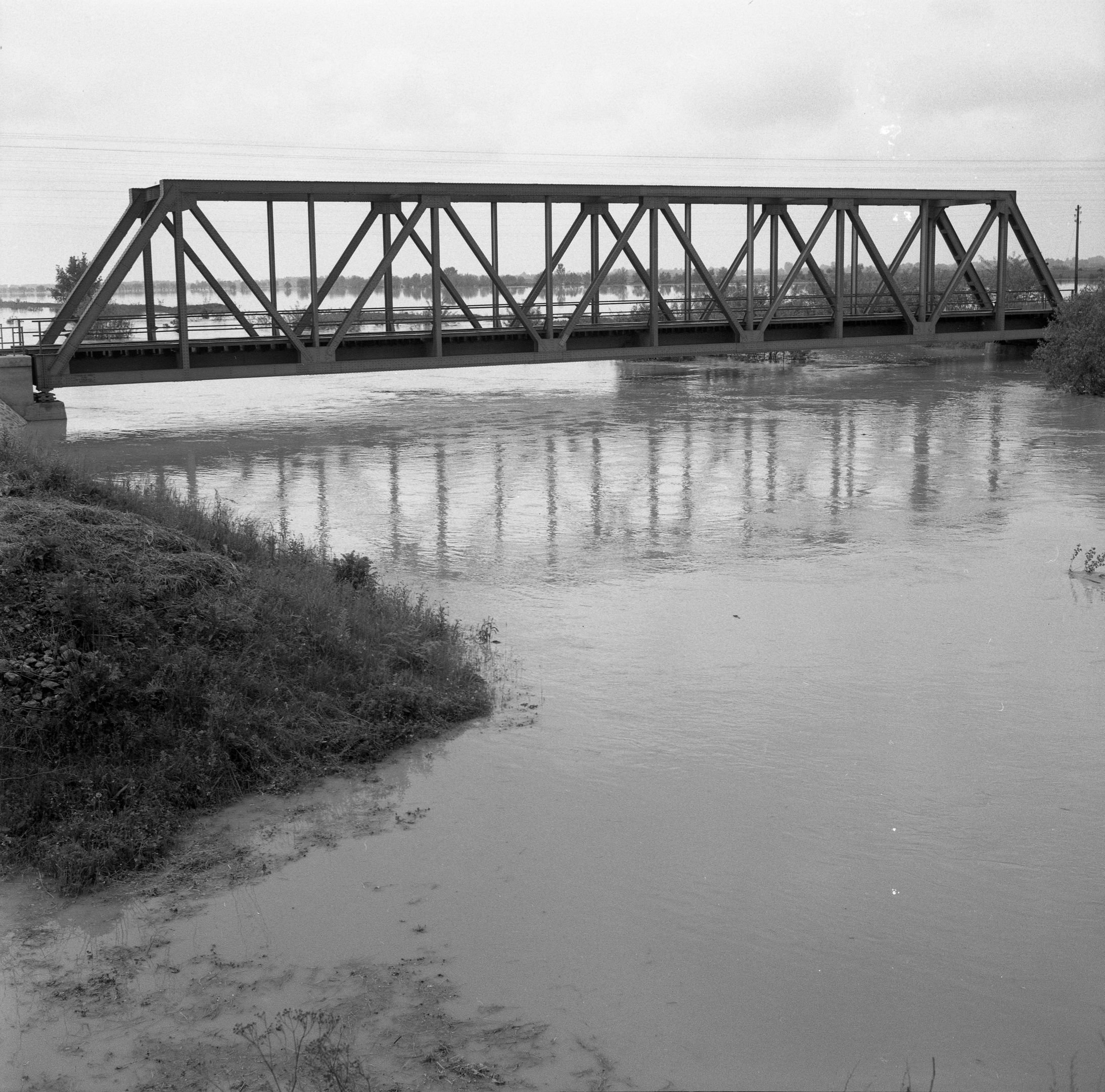Árvíz Tunyogmatolcson (1970) - vasúti híd (Magyar Környezetvédelmi és Vízügyi Múzeum - Duna Múzeum CC BY-NC-SA)