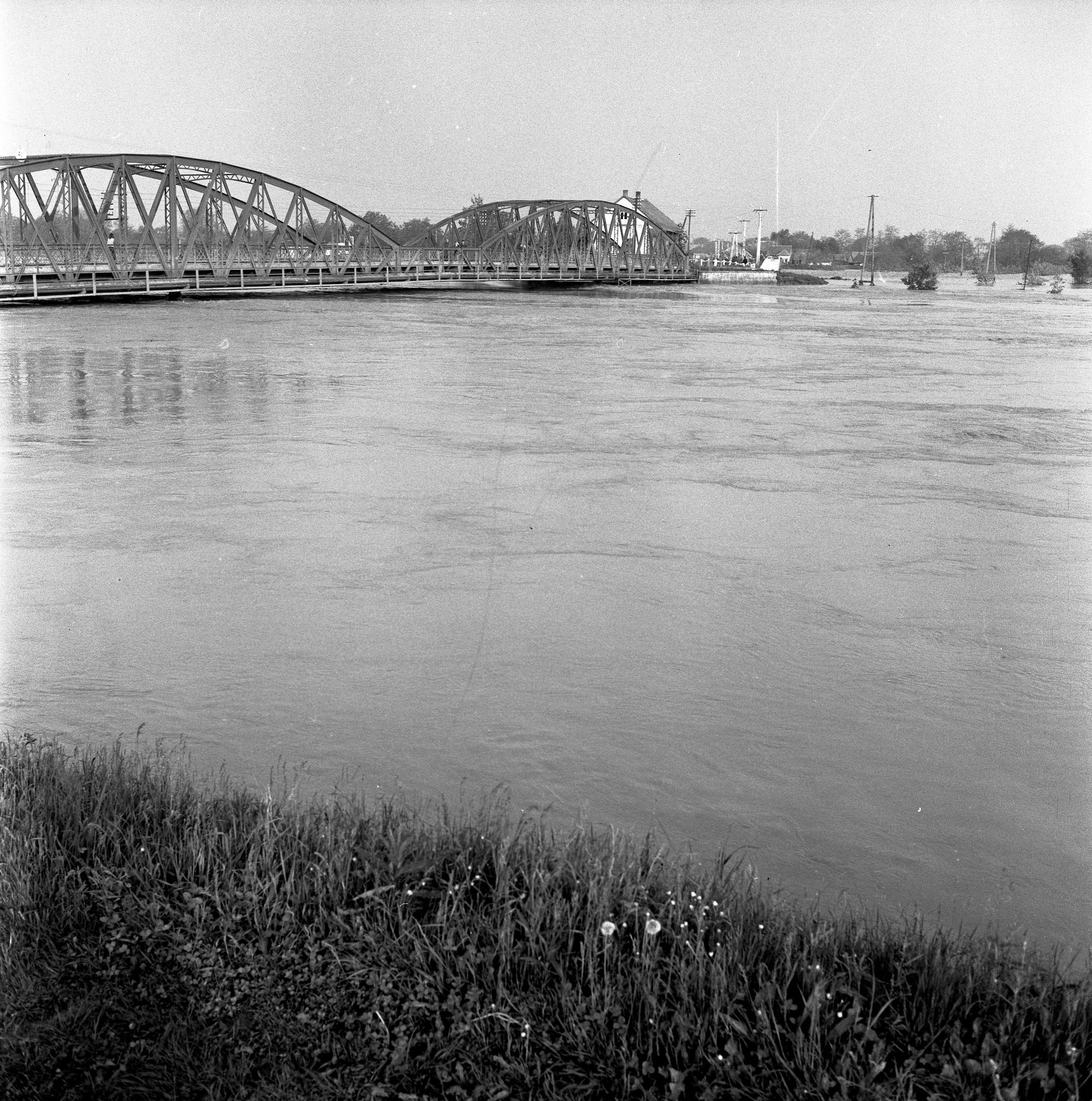 Árvíz Komlódtótfalun (1970) - közúti híd (Magyar Környezetvédelmi és Vízügyi Múzeum - Duna Múzeum CC BY-NC-SA)