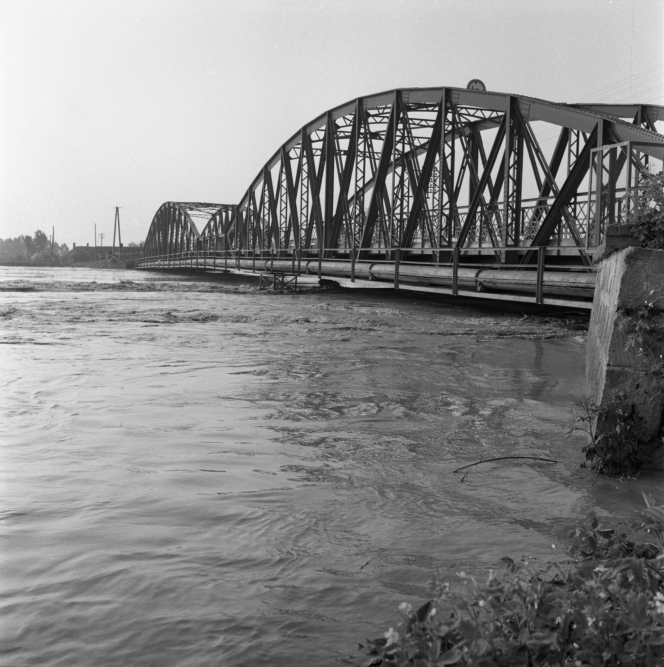 Árvíz Komlódtótfalun (1970) - közúti híd (Magyar Környezetvédelmi és Vízügyi Múzeum - Duna Múzeum CC BY-NC-SA)