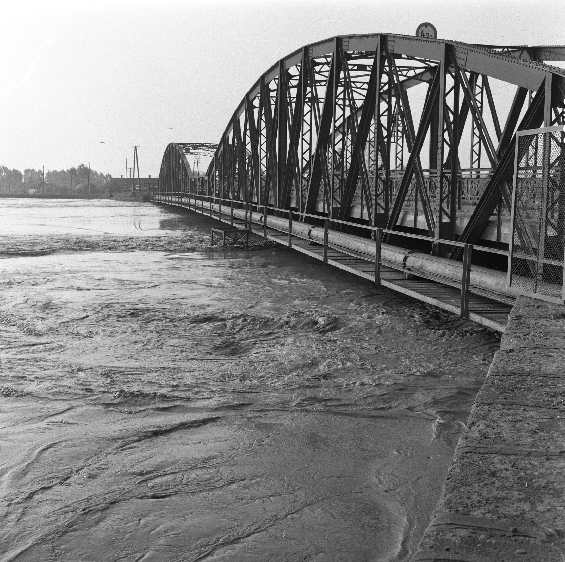 Árvíz Komlódtótfalu-Csenger között (1970) - közúti híd (Magyar Környezetvédelmi és Vízügyi Múzeum - Duna Múzeum CC BY-NC-SA)