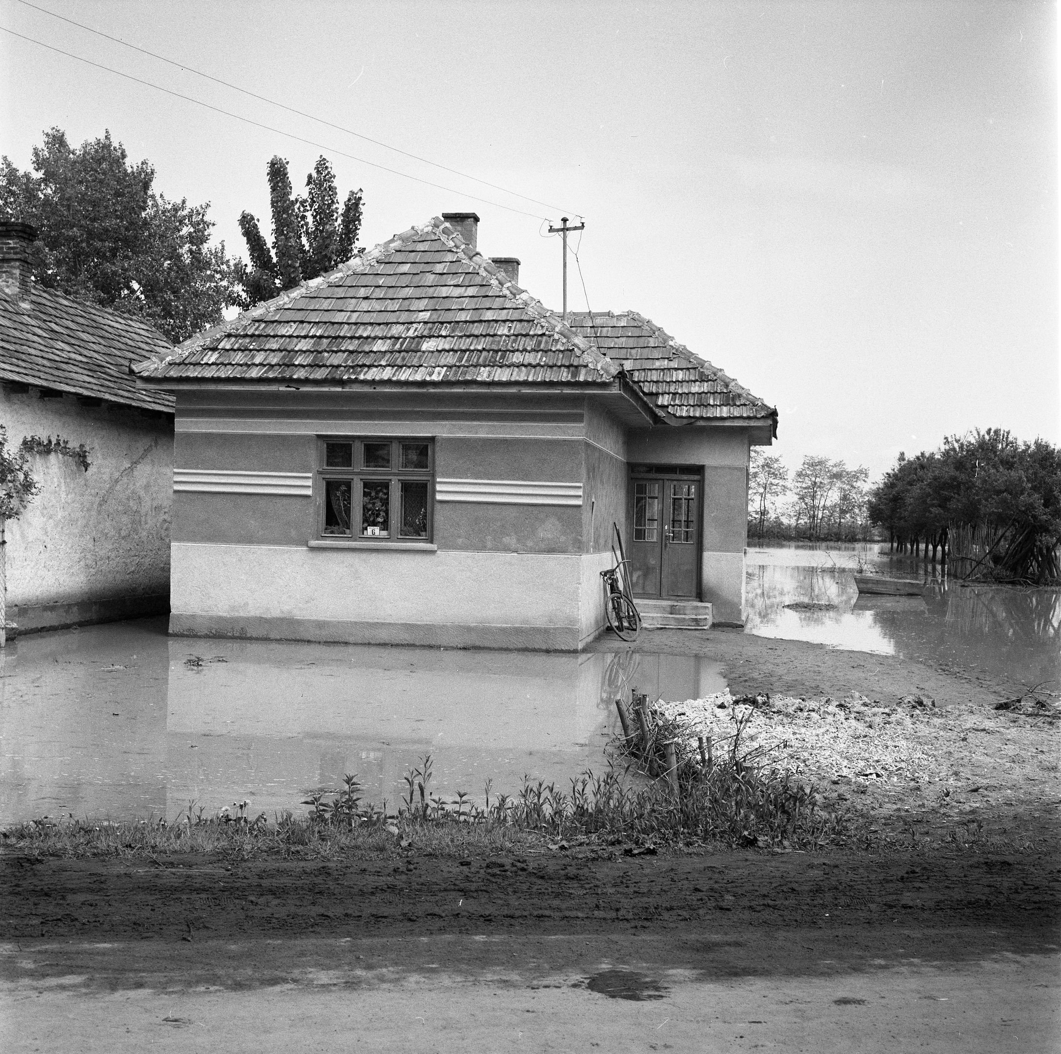 Árvíz Győrtelek térségében (1970) (Magyar Környezetvédelmi és Vízügyi Múzeum - Duna Múzeum CC BY-NC-SA)