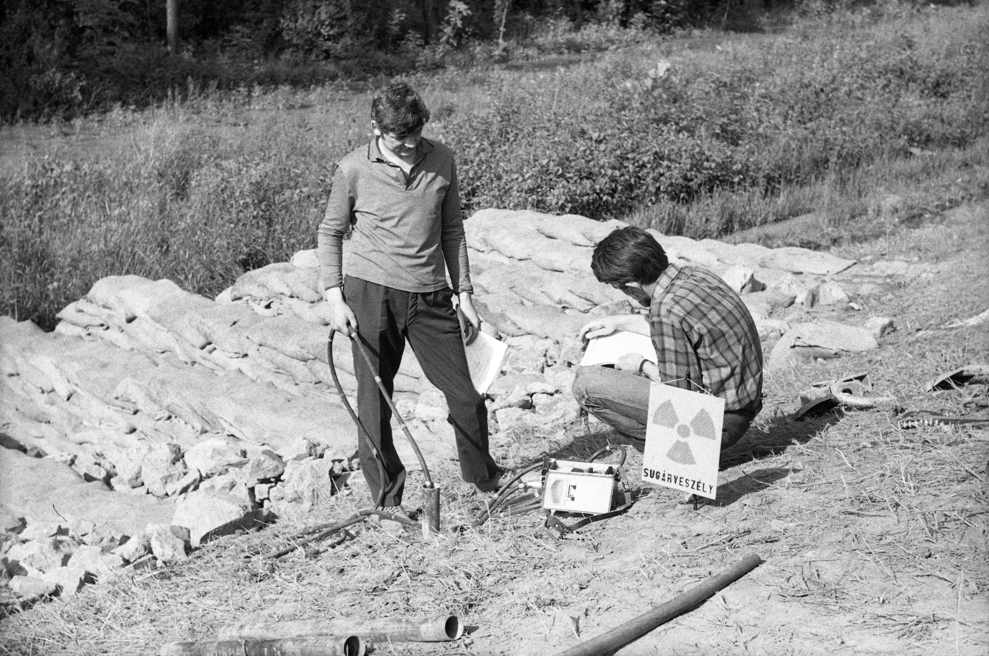 Töltéstömörség-vizsgálat az 1970. évi Tisza-völgyi árvíz idején (Magyar Környezetvédelmi és Vízügyi Múzeum - Duna Múzeum CC BY-NC-SA)