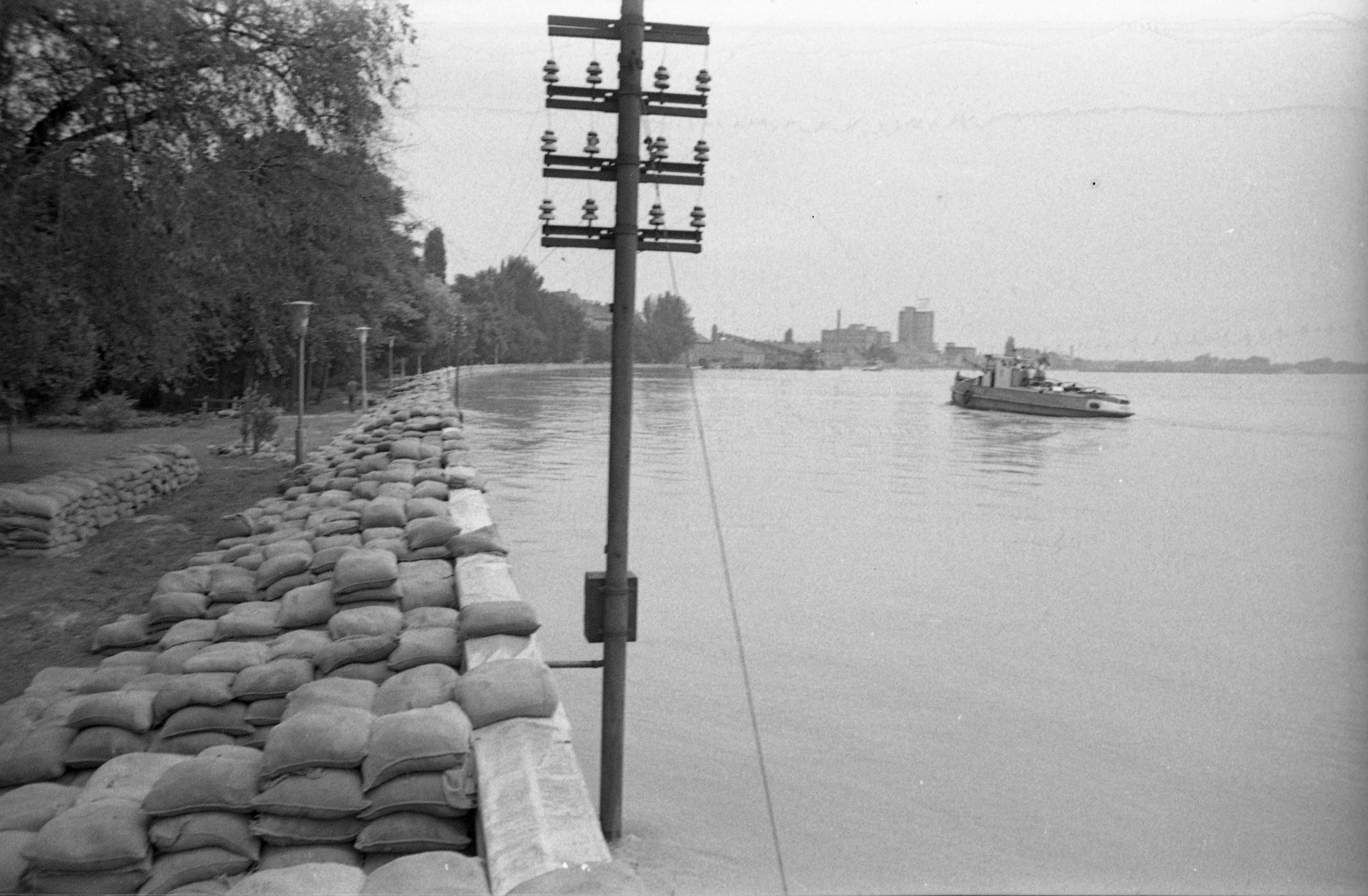 Szegedi partfal árvíz idején (1970) (Magyar Környezetvédelmi és Vízügyi Múzeum - Duna Múzeum CC BY-NC-SA)