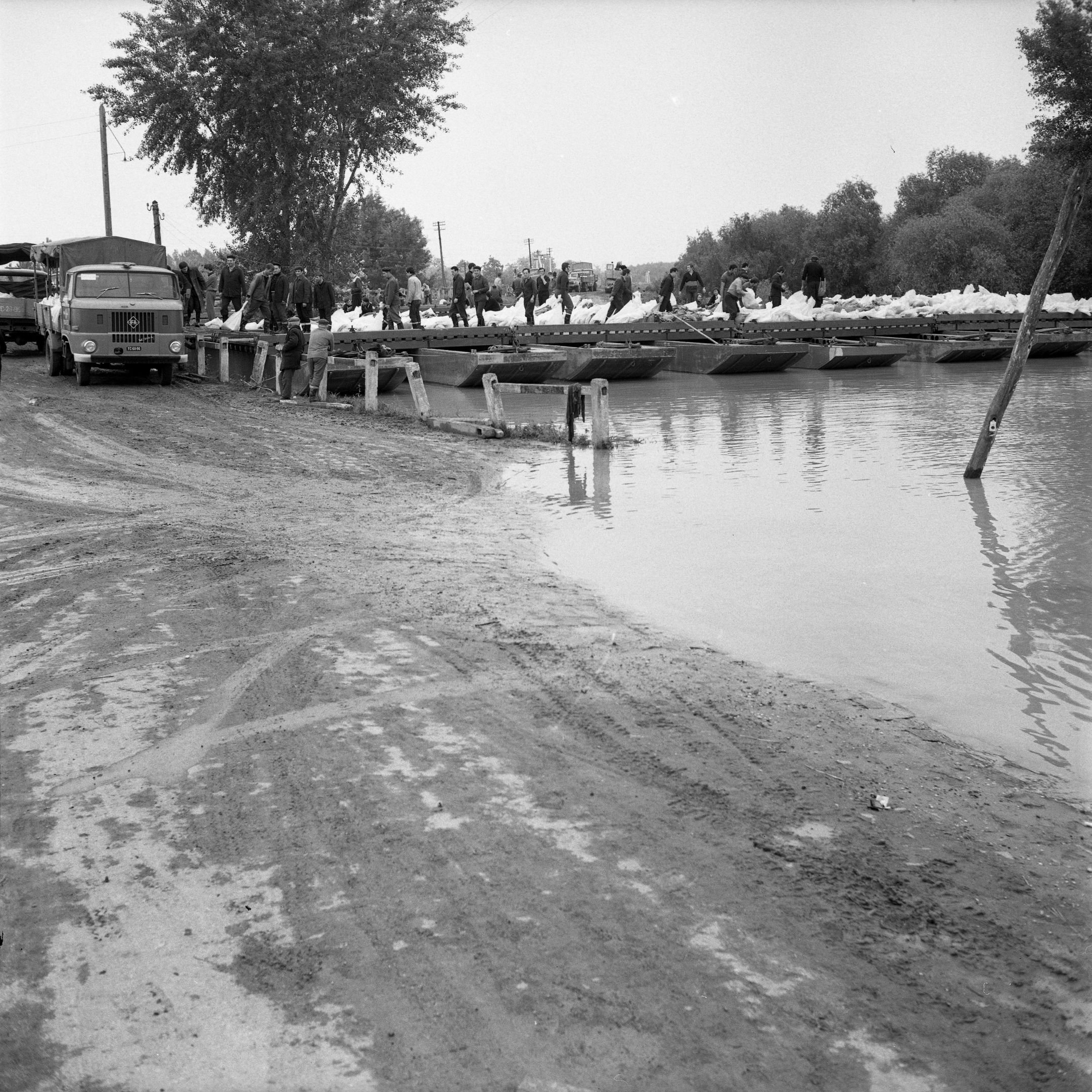 Szegedi hajókikötő árvíz idején (1970) (Magyar Környezetvédelmi és Vízügyi Múzeum - Duna Múzeum CC BY-NC-SA)