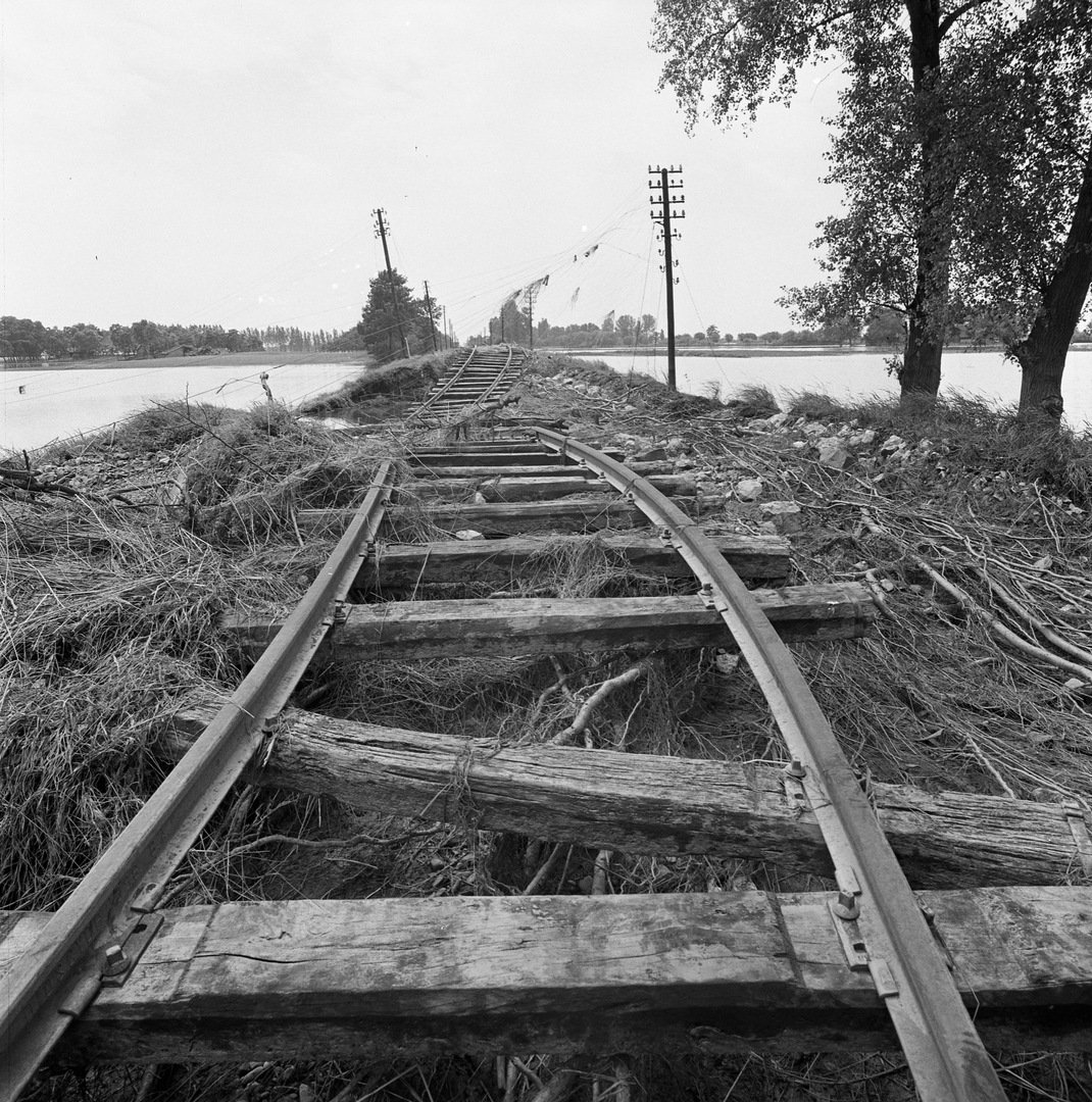 Elöntött vasúti töltés (1974) (Magyar Környezetvédelmi és Vízügyi Múzeum - Duna Múzeum CC BY-NC-SA)