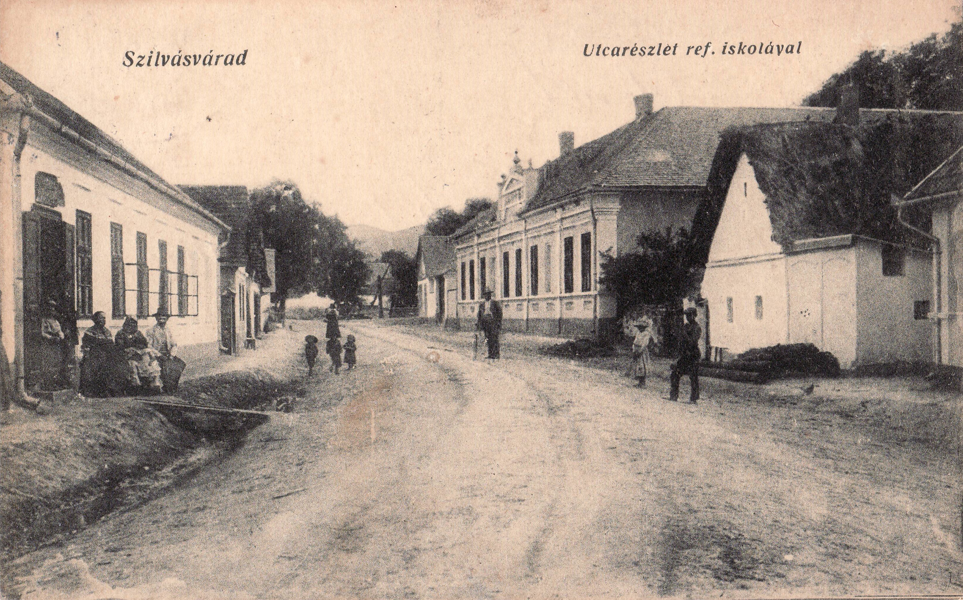 Szilvásvárad – Utcarészlet ref. iskolával (Magyar Környezetvédelmi és Vízügyi Múzeum - Duna Múzeum CC BY-NC-SA)