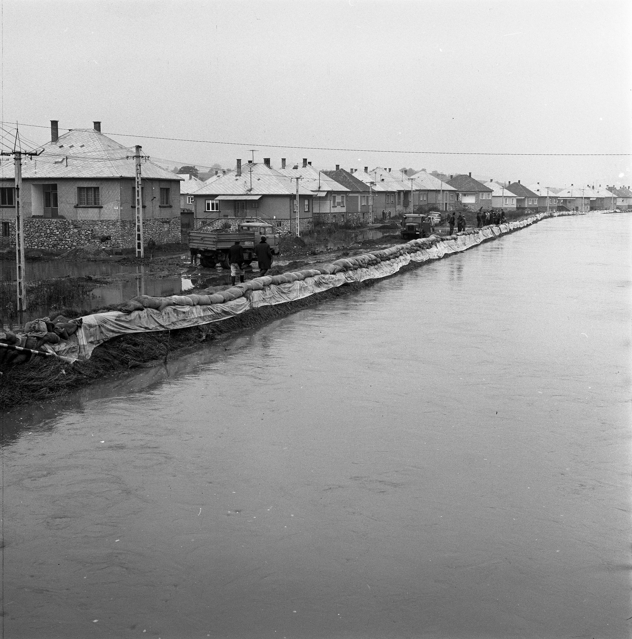 1974. évi árvíz a Sajón - Edelény (Magyar Környezetvédelmi és Vízügyi Múzeum - Duna Múzeum CC BY-NC-SA)