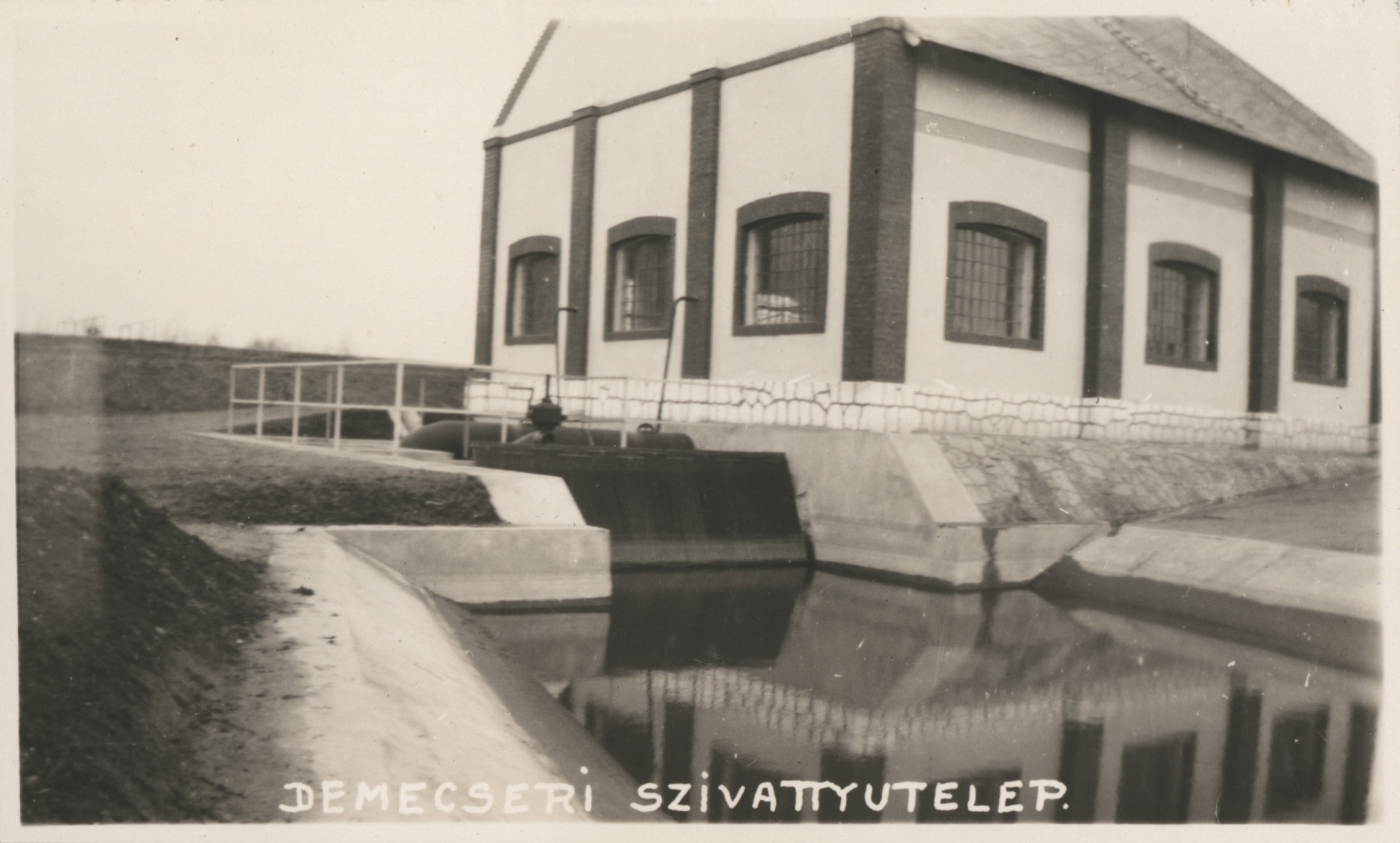 A demecseri szivattyútelep külső képe (Magyar Környezetvédelmi és Vízügyi Múzeum - Duna Múzeum CC BY-NC-SA)