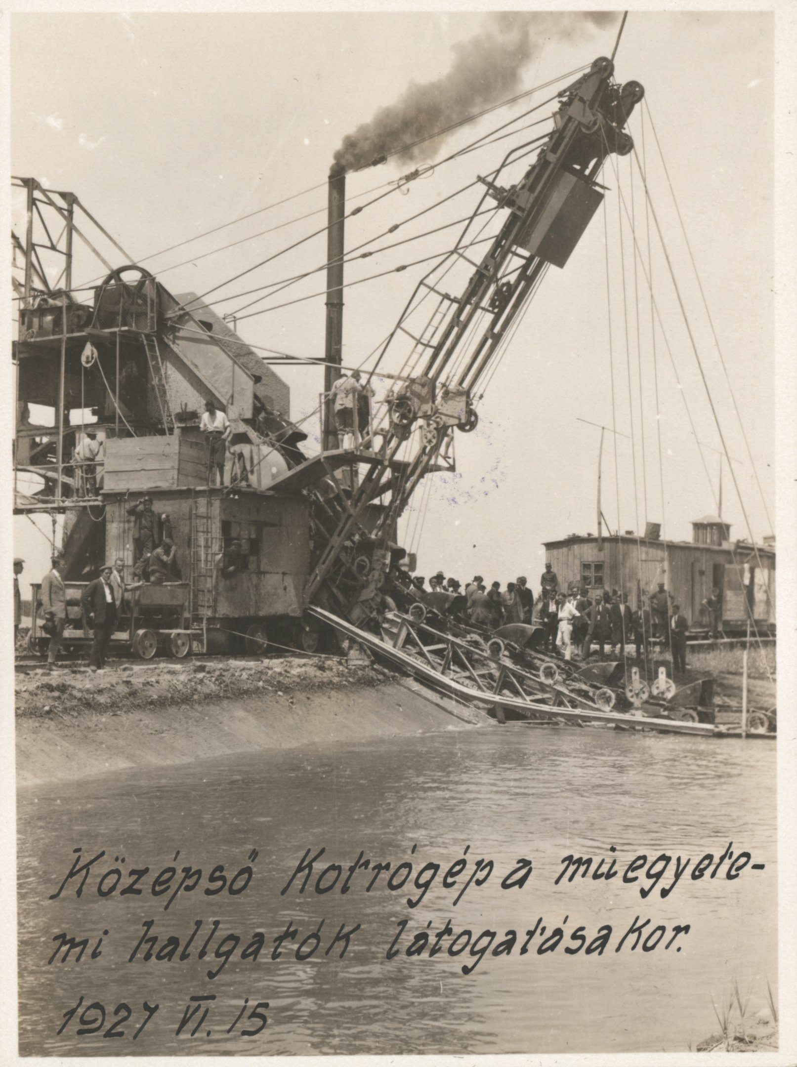 Középső kotrógép a műegyetemi hallgatók látogatásakor, 1927. június 15. (Magyar Környezetvédelmi és Vízügyi Múzeum - Duna Múzeum CC BY-NC-SA)