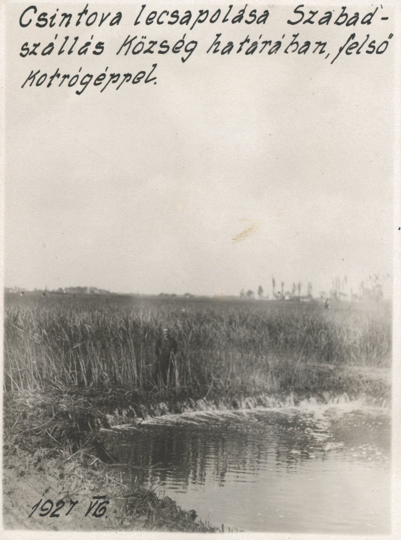 Csintova lecsapolása Szabadszállás község határában, felső kotrógéppel, 1927. május 6. (Magyar Környezetvédelmi és Vízügyi Múzeum - Duna Múzeum CC BY-NC-SA)