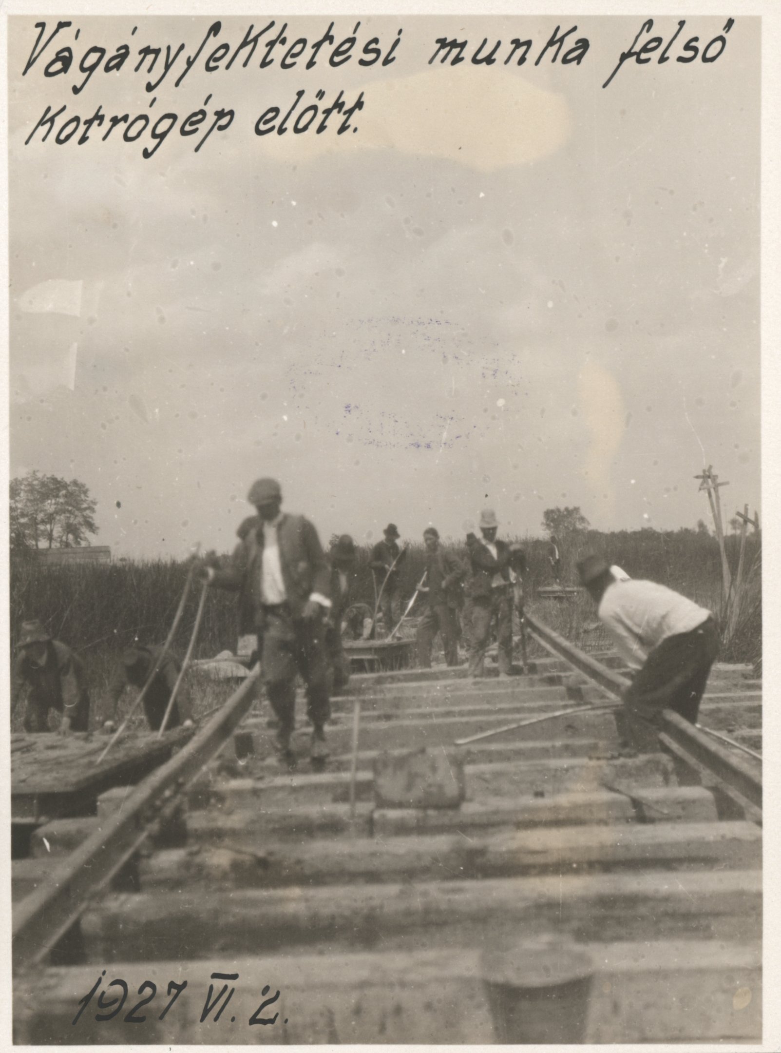 Vágányfektetési munka a felső kotrógép előtt, 1927. június 2. (Magyar Környezetvédelmi és Vízügyi Múzeum - Duna Múzeum CC BY-NC-SA)