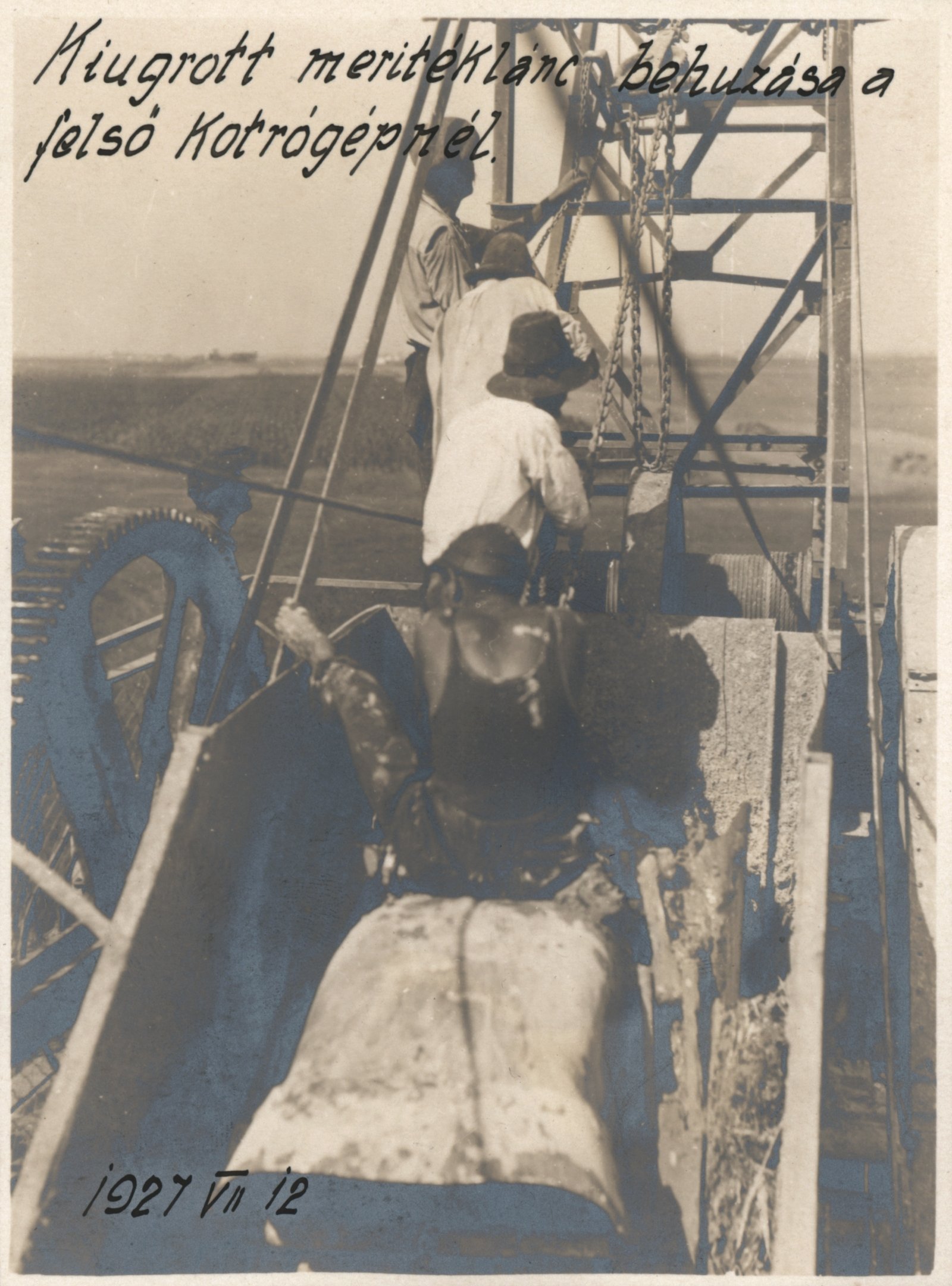 Kiugrott merítéklánc behúzása a felső kotrógépnél, 1927. július 12. (Magyar Környezetvédelmi és Vízügyi Múzeum - Duna Múzeum CC BY-NC-SA)
