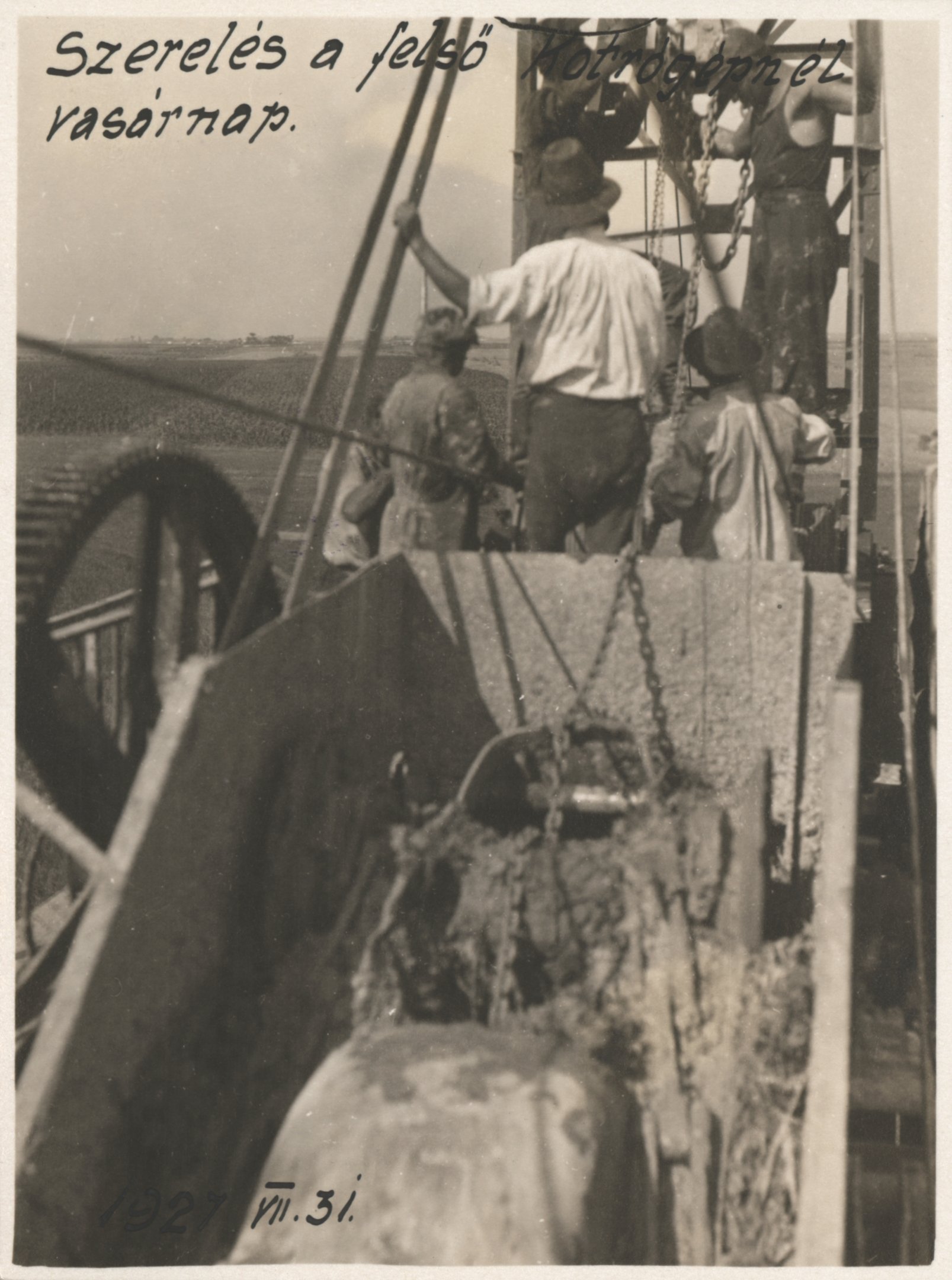 Szerelés a felső kotrógépnél vasárnap, 1927. július 31. (Magyar Környezetvédelmi és Vízügyi Múzeum - Duna Múzeum CC BY-NC-SA)