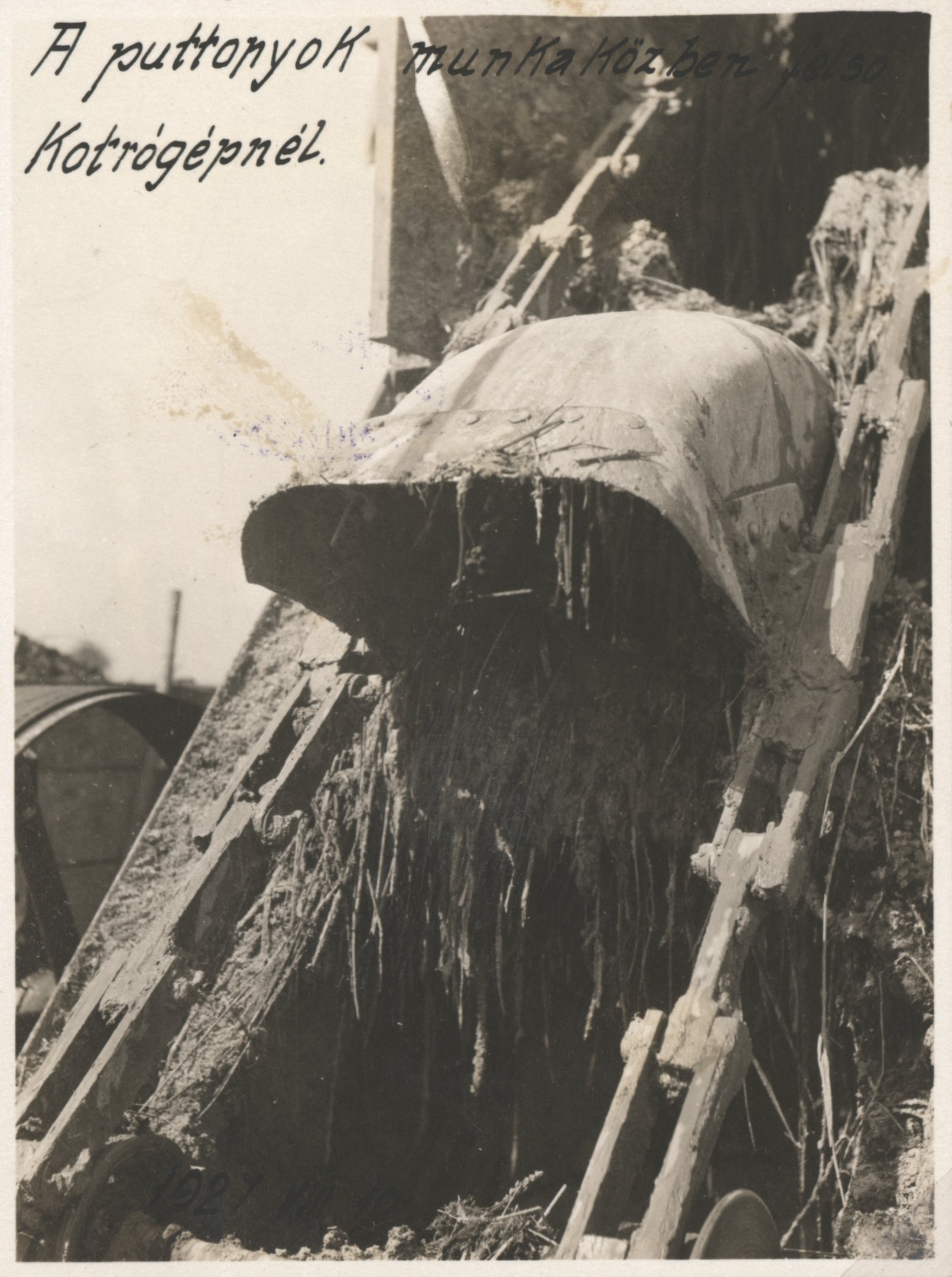 A puttonyok munka közben a felső kotrógépnél, 1927. augusztus 10. (Magyar Környezetvédelmi és Vízügyi Múzeum - Duna Múzeum CC BY-NC-SA)