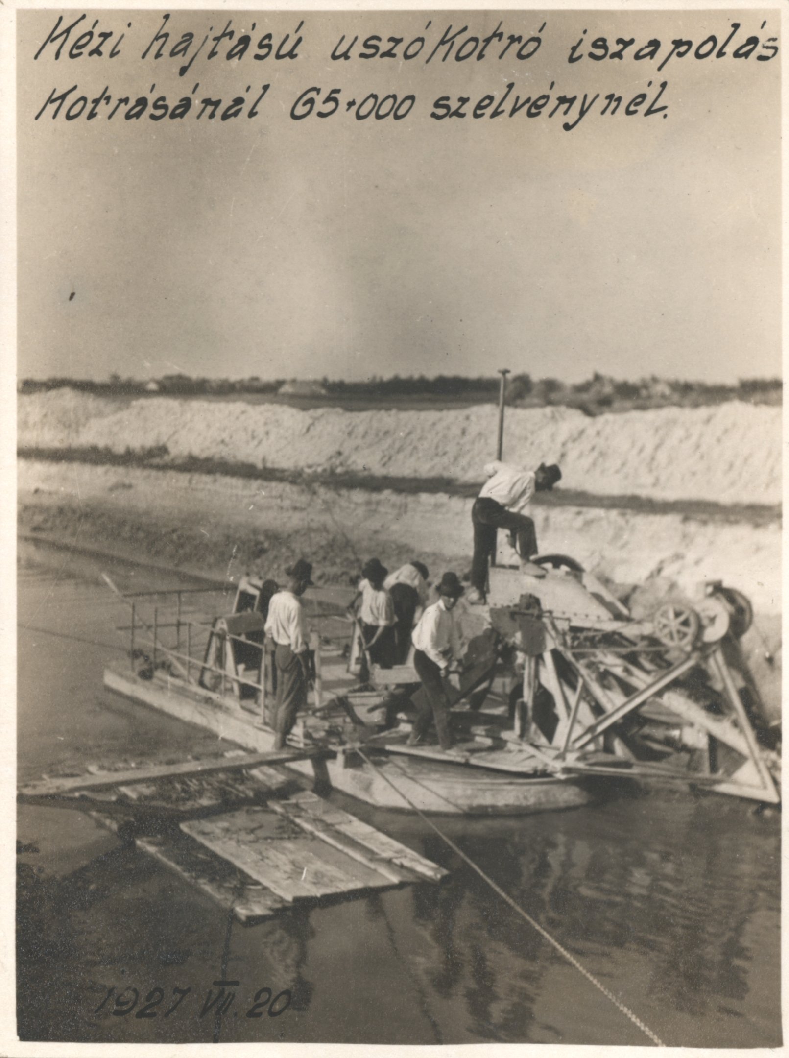 Kézi hajtású úszókotró iszapolás kotrásánál a 65+000 szelvénynél, 1927. július 20. (Magyar Környezetvédelmi és Vízügyi Múzeum - Duna Múzeum CC BY-NC-SA)