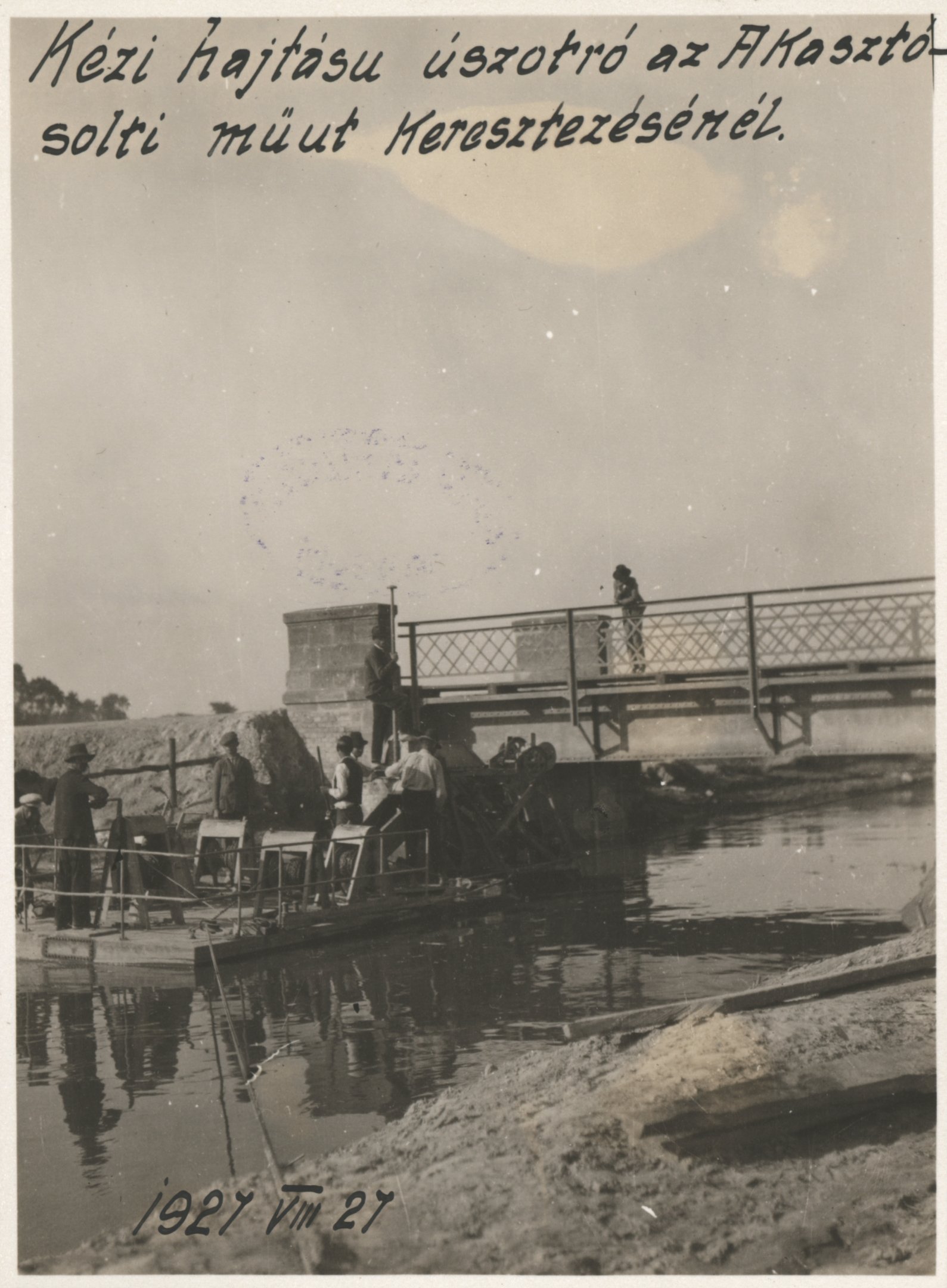 Kézi hajtású úszókotró az Akasztó-solti műút keresztezésénél, 1927. augusztus 27. (Magyar Környezetvédelmi és Vízügyi Múzeum - Duna Múzeum CC BY-NC-SA)