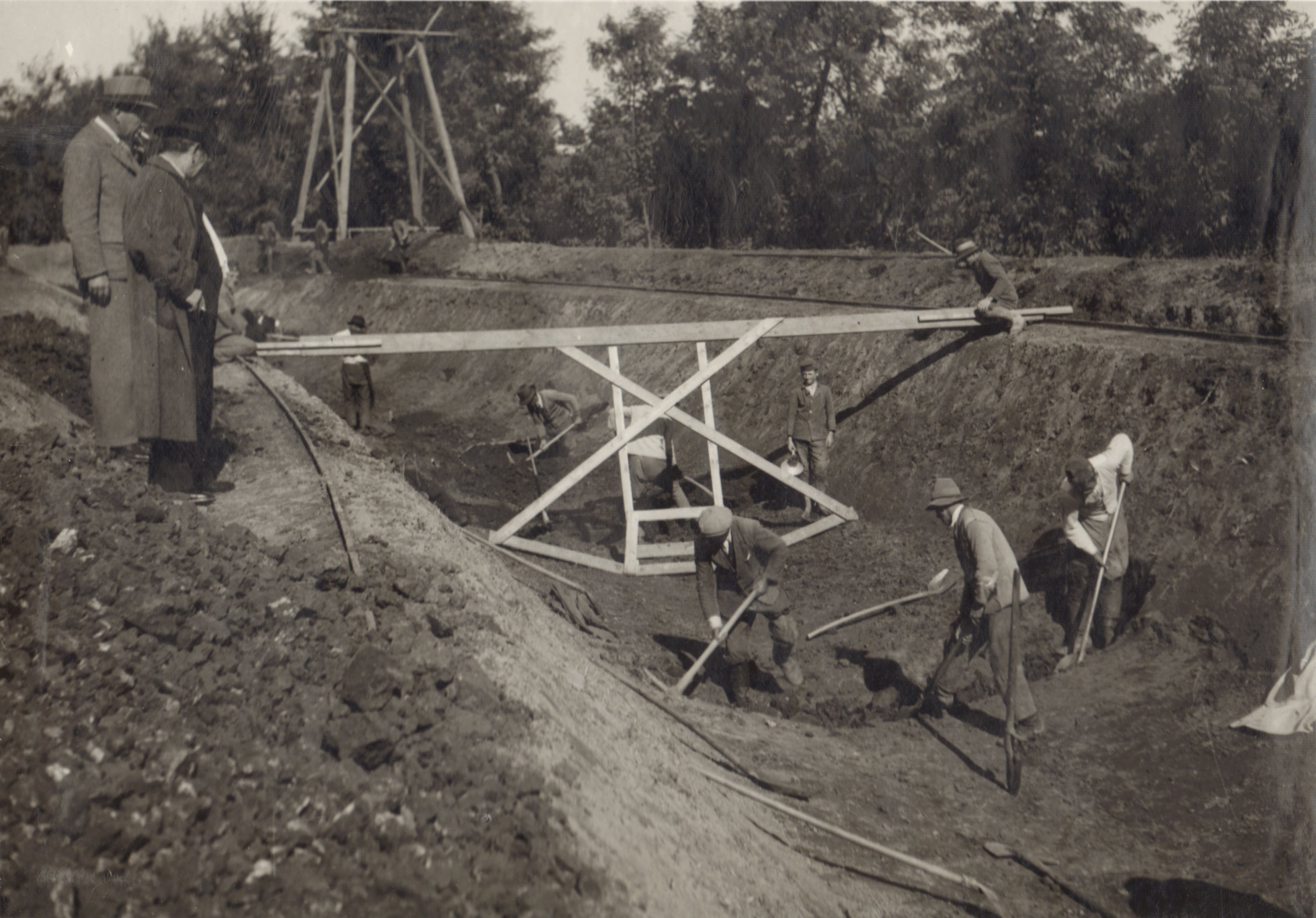 Homokterítés a talajcserénél (Magyar Környezetvédelmi és Vízügyi Múzeum - Duna Múzeum CC BY-NC-SA)