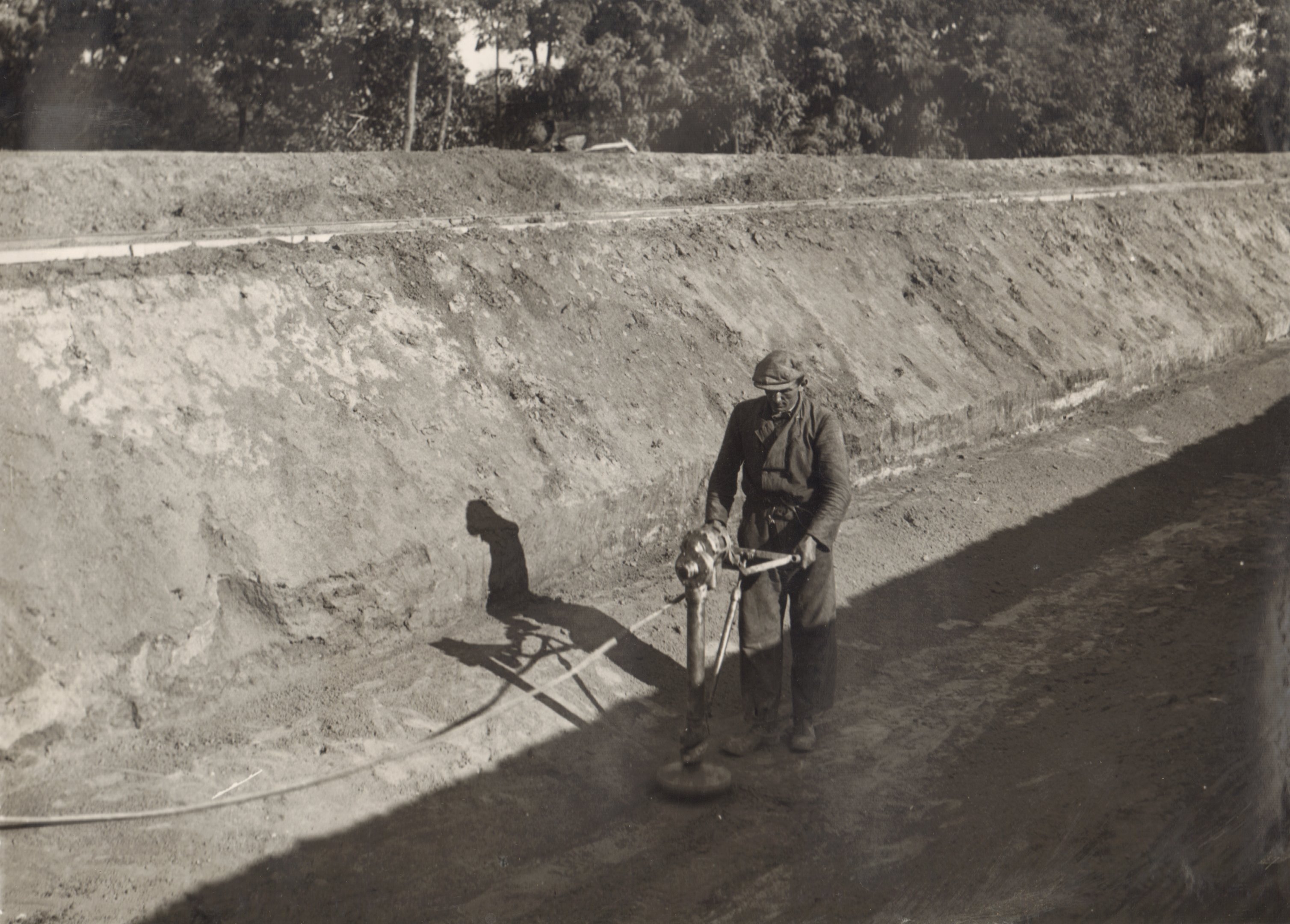 Elektromos kalapács tömöríti a talajcsere homokját (Magyar Környezetvédelmi és Vízügyi Múzeum - Duna Múzeum CC BY-NC-SA)