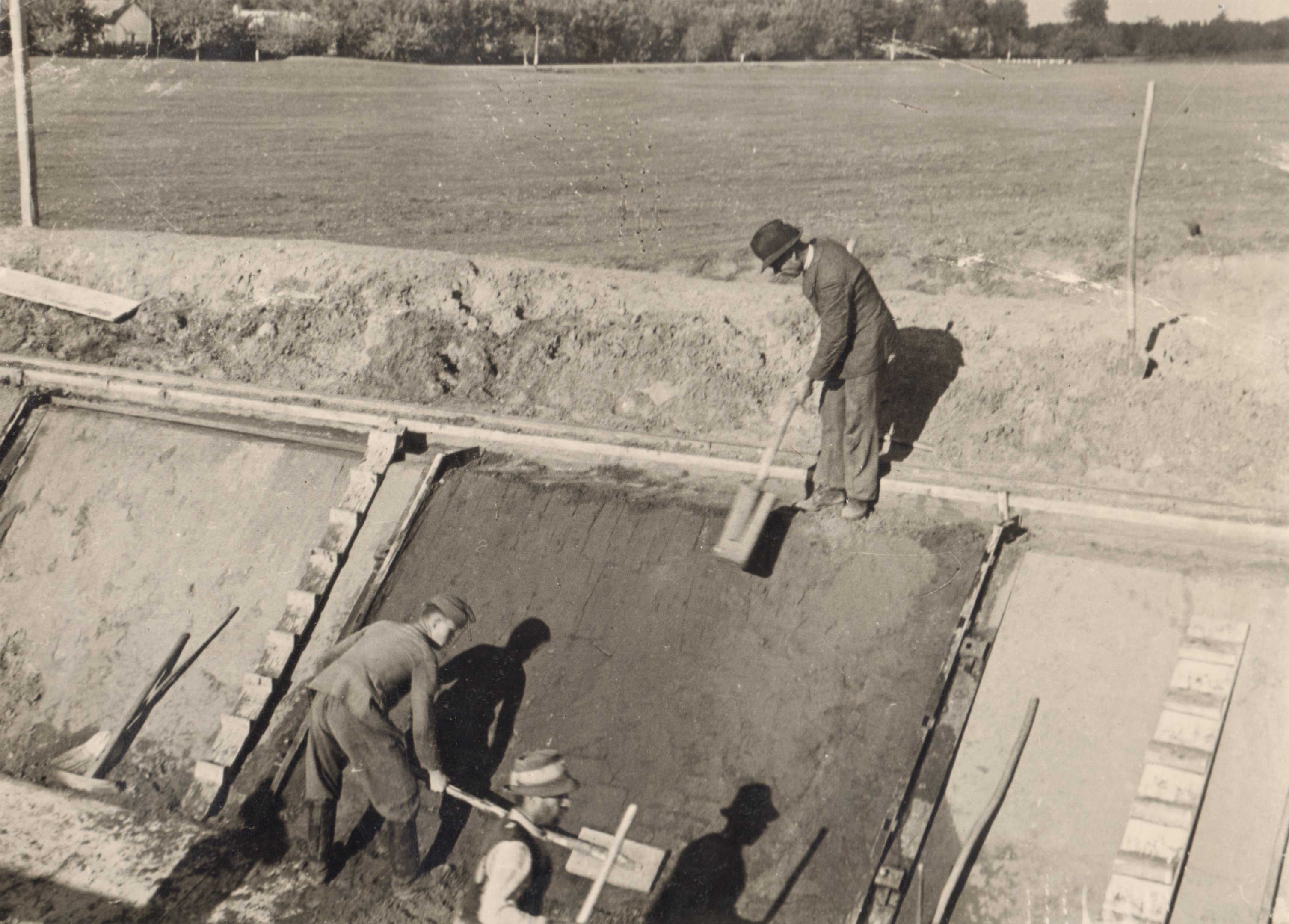 Utolsó simítások a beton elhelyezése előtt (Magyar Környezetvédelmi és Vízügyi Múzeum - Duna Múzeum CC BY-NC-SA)