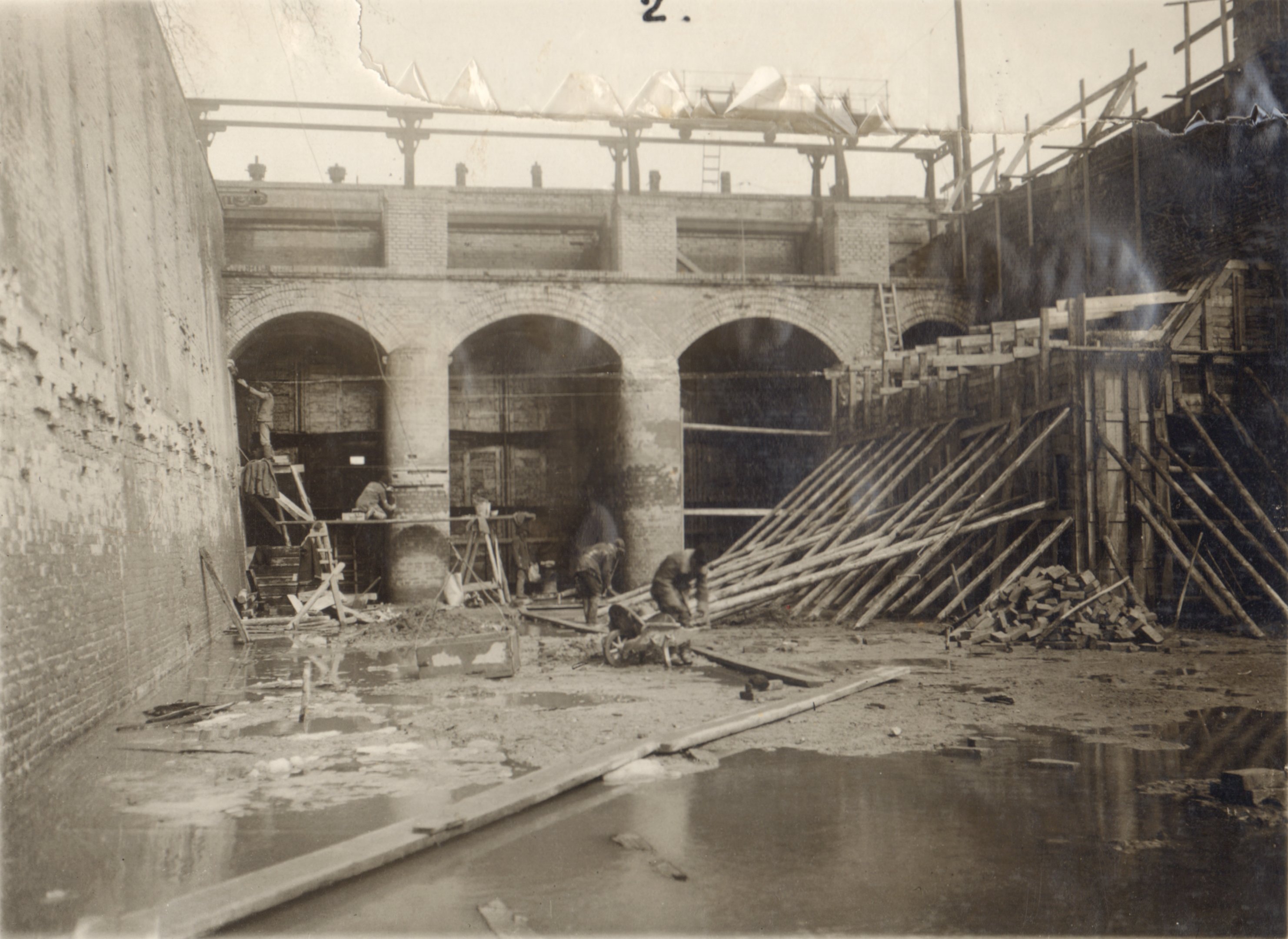 A kamrákat elválasztó falnak vasbeton gyámfallal való megerősítése. A vasbeton gyámfal építés közben, 1932. március 18. (Magyar Környezetvédelmi és Vízügyi Múzeum - Duna Múzeum CC BY-NC-SA)