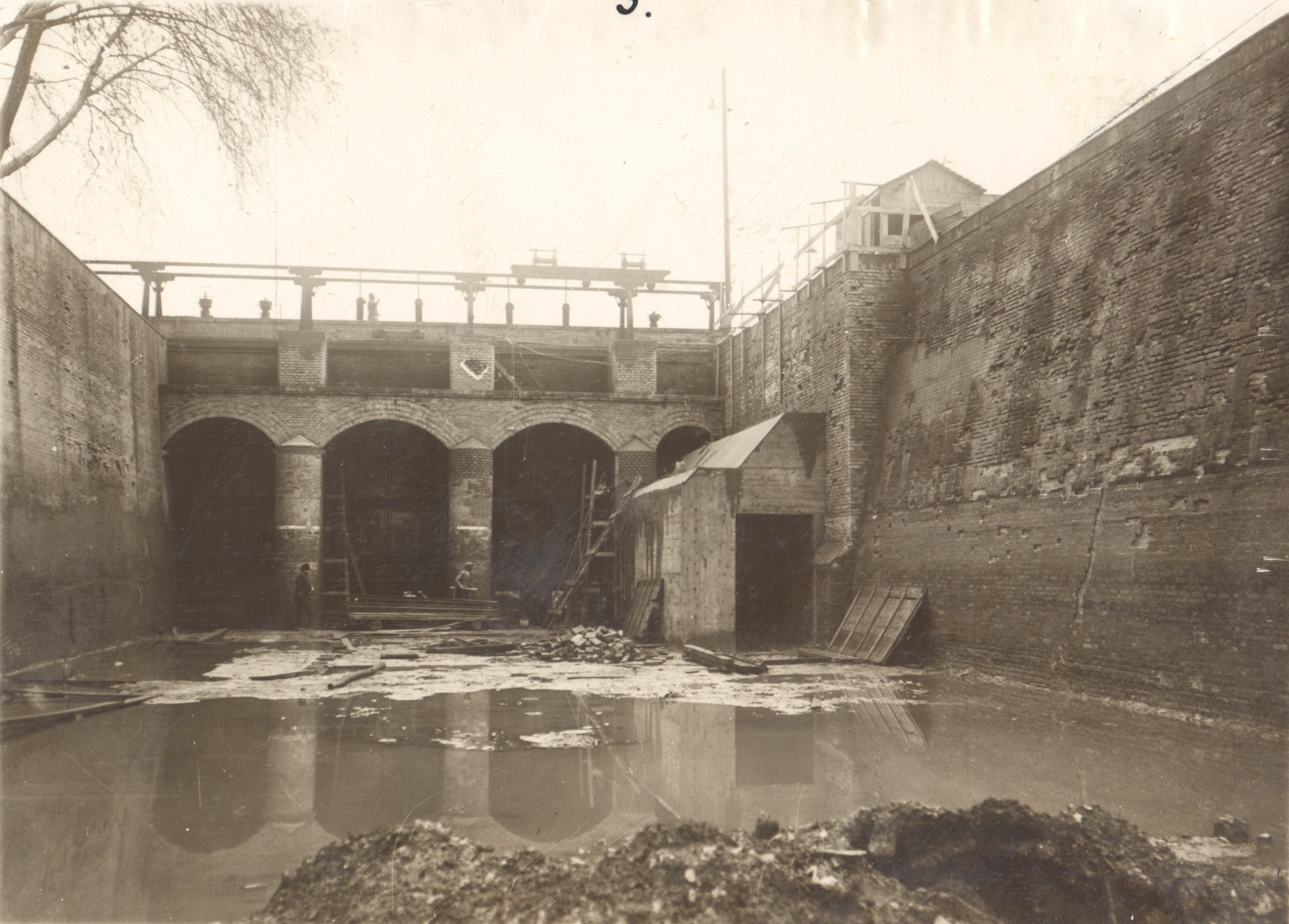A kamrákat elválasztó falnak vasbeton gyámfallal való megerősítése. A gyámfal építés után, 1932. április 1. (Magyar Környezetvédelmi és Vízügyi Múzeum - Duna Múzeum CC BY-NC-SA)