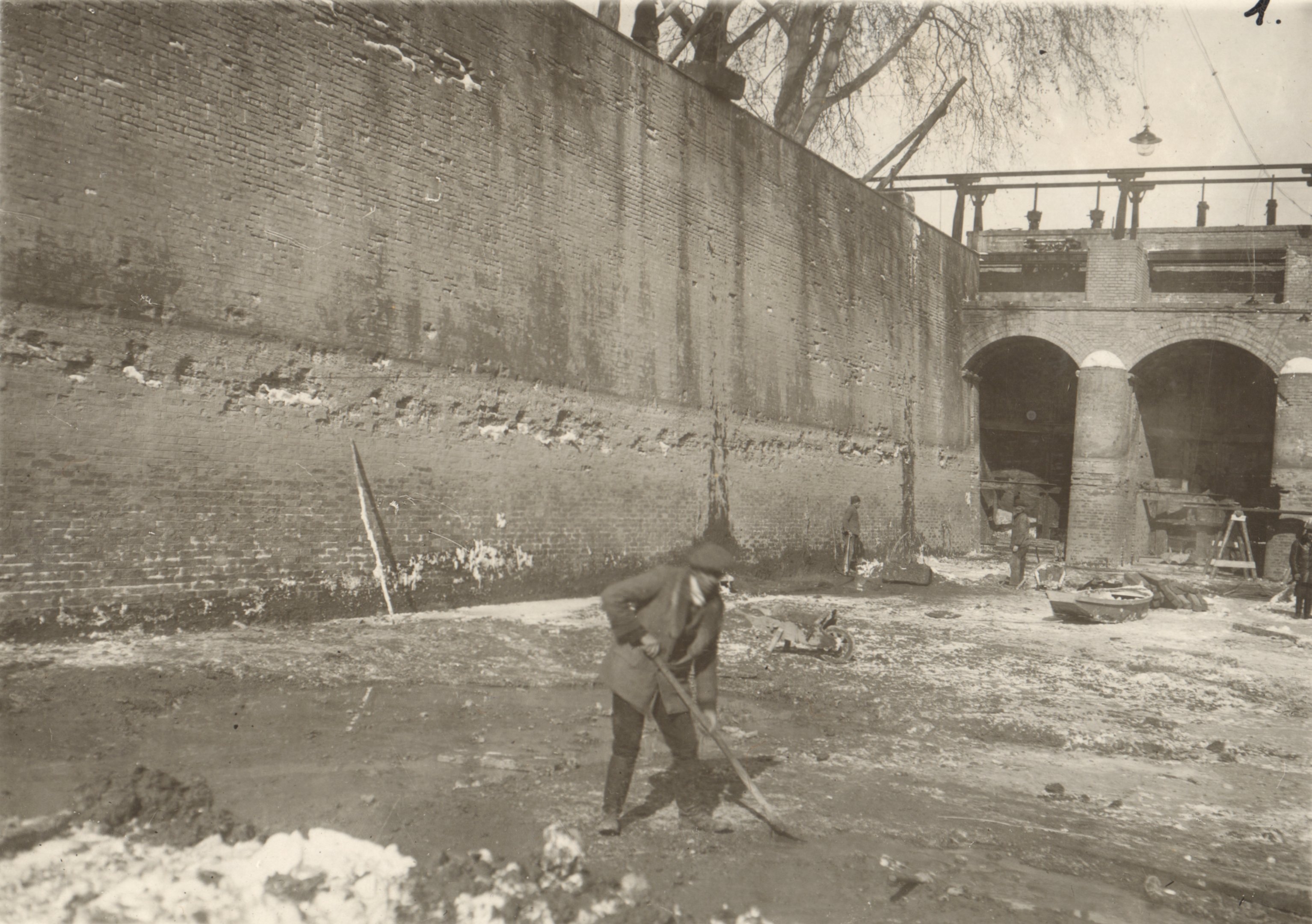 A tápzsilip jobboldali fala javítás előtt, 1932. február 10. (Magyar Környezetvédelmi és Vízügyi Múzeum - Duna Múzeum CC BY-NC-SA)