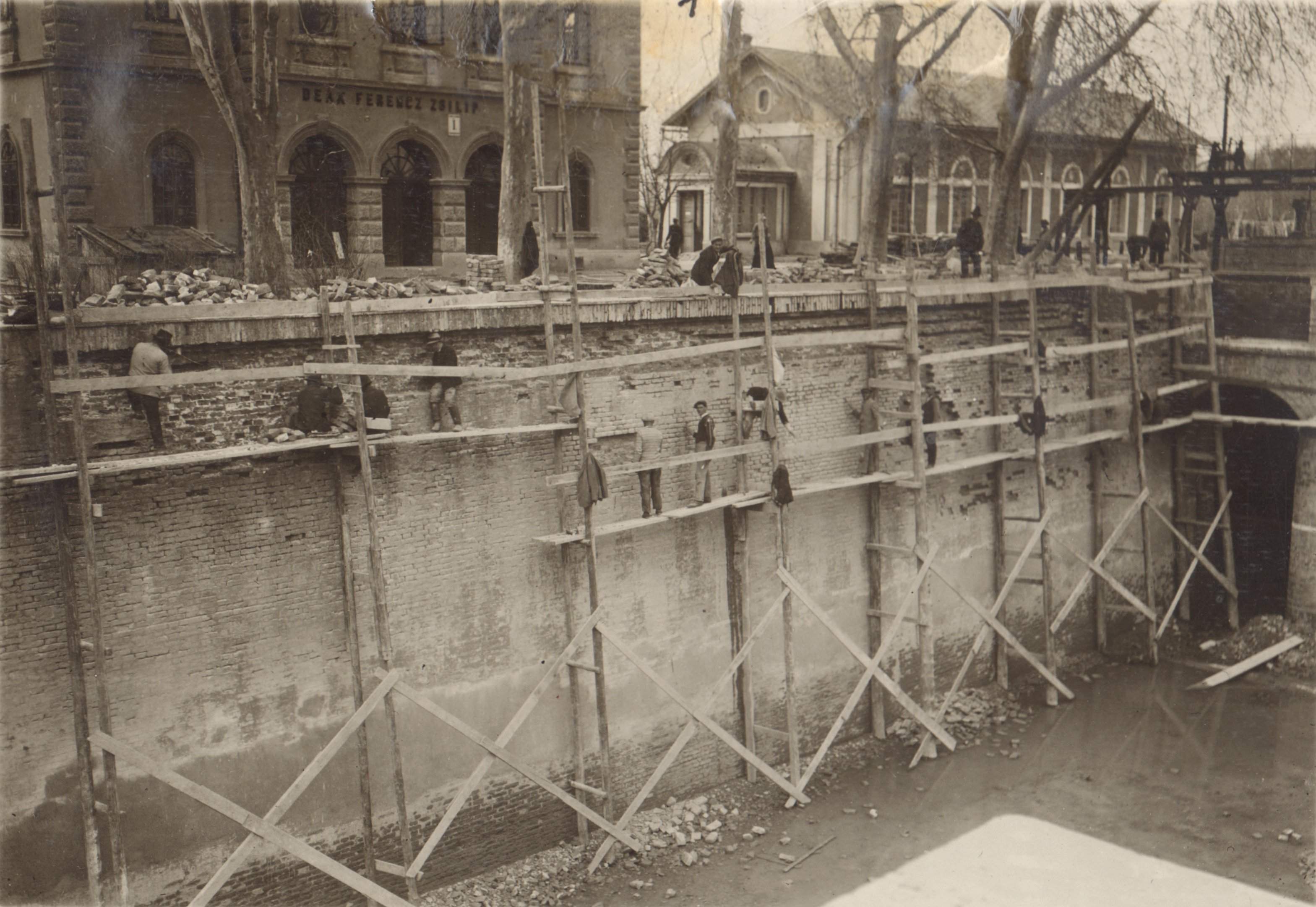 A tápzsilip jobboldali falának javítása. A kifagyott falrészek levésése, 1932. április 29. (Magyar Környezetvédelmi és Vízügyi Múzeum - Duna Múzeum CC BY-NC-SA)