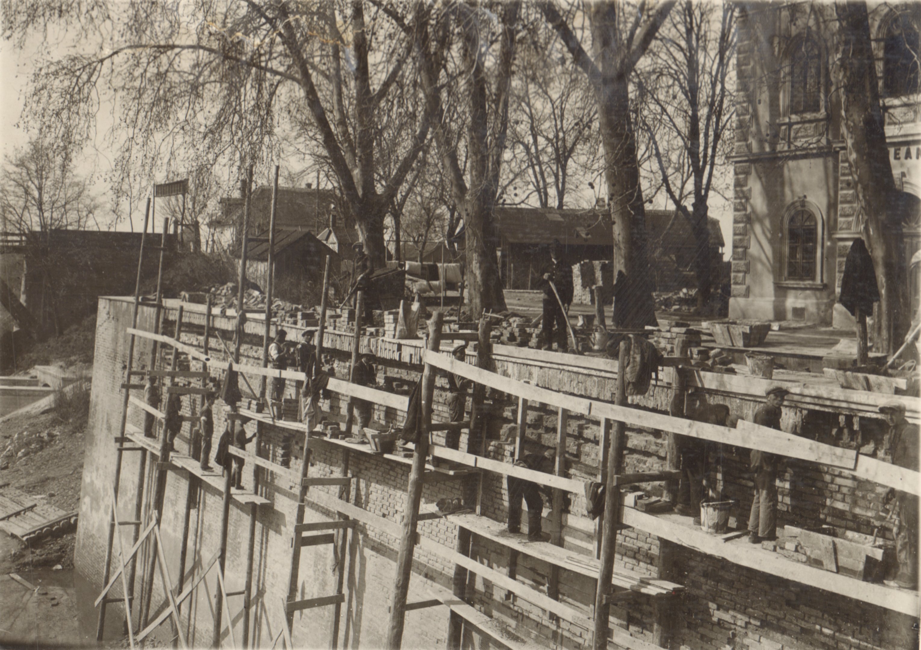 A tápzsilip jobboldali falának javítása. A kifagyott falrészek újbóli felfalazása, 1932. április 21. (Magyar Környezetvédelmi és Vízügyi Múzeum - Duna Múzeum CC BY-NC-SA)