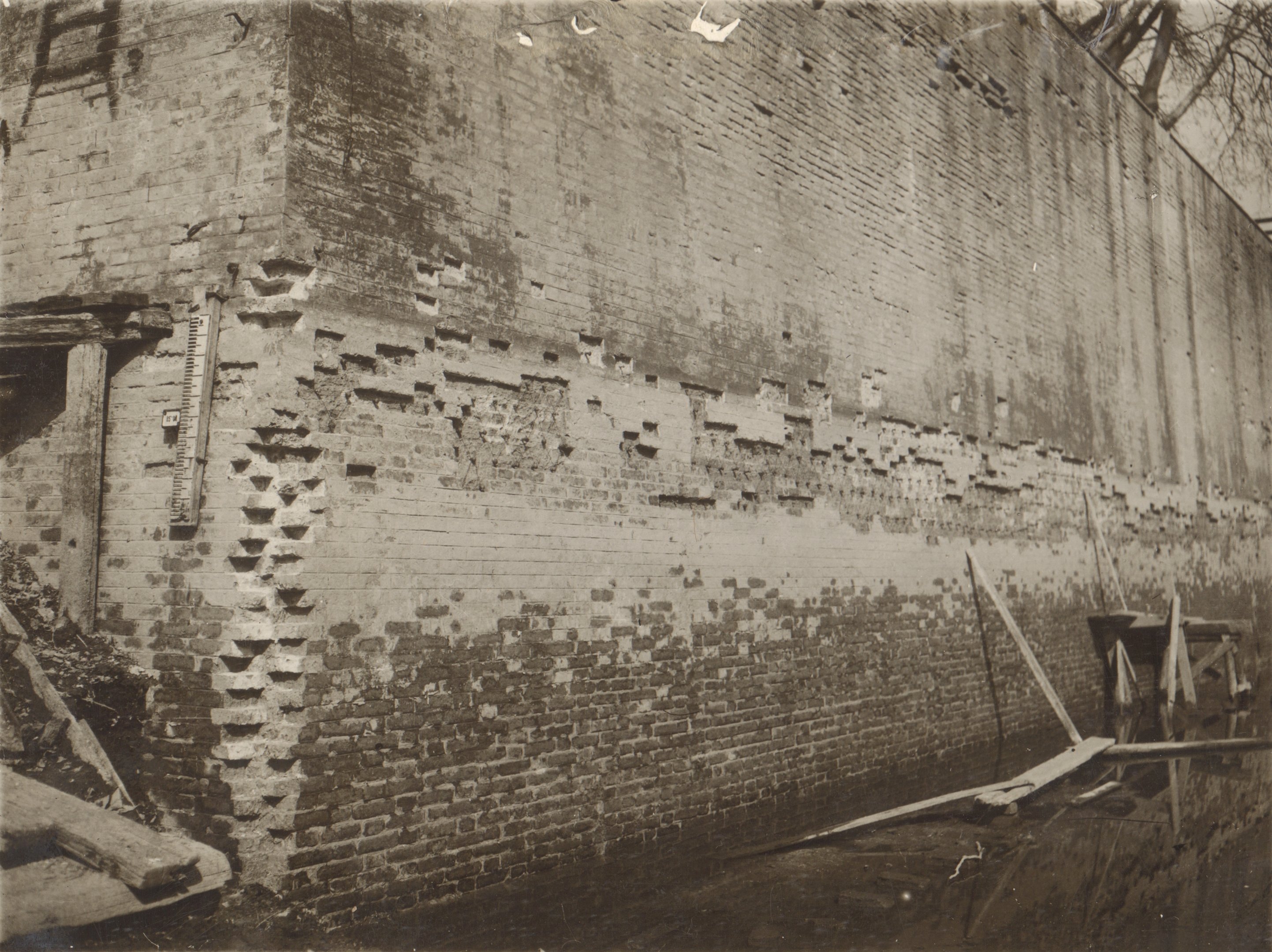 A tápzsilip jobboldali falának javítása. Levésett és a gün alá dróthálóval ellátott falfelület, 1932. március 26. (Magyar Környezetvédelmi és Vízügyi Múzeum - Duna Múzeum CC BY-NC-SA)