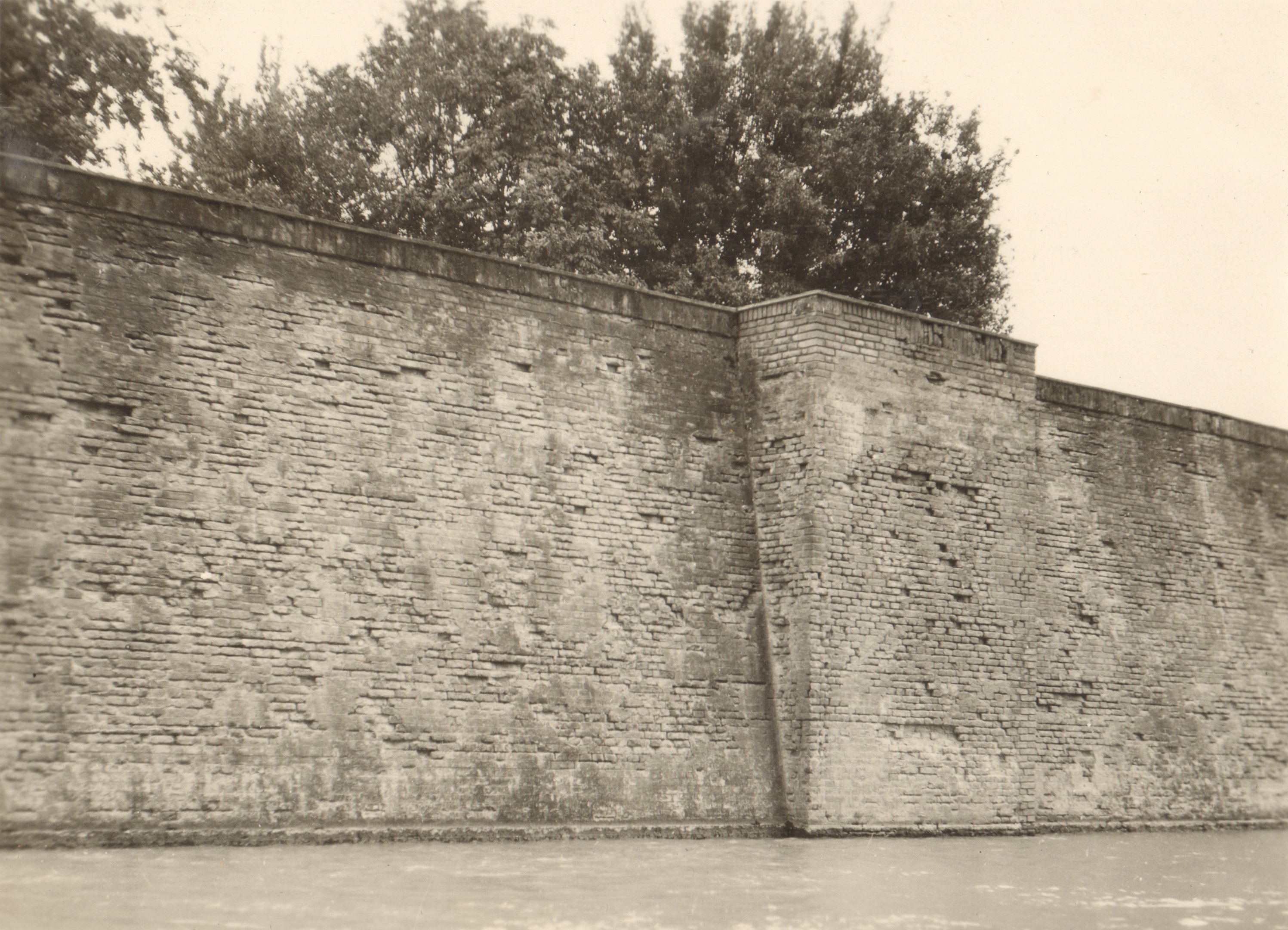 A tápzsilip baloldali falának javítása. Falrészlet javítás előtt, 1930 (Magyar Környezetvédelmi és Vízügyi Múzeum - Duna Múzeum CC BY-NC-SA)